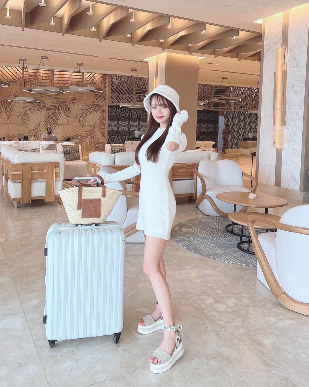 のインスタグラム：「トラベルコーデ✈️🤍  お休みにMexico🇲🇽に来ています🤗💓 　  今回のトラベルコーデは真っ白コーデです🤍 ニットワンピースはスリーブがセットになっていてとっても可愛いの🥰 @glavie.shop のものです👗💕 　 　 バケハ @snidel_official  ニットワンピース @glavie.shop  シューズ @miumiu  バッグ @loewe  　  メキシコは初めてなのでとっても楽しみ🇲🇽💓💓 　 　 　  #トラベルバッグ#キャリーケース#スーツケース#ホワイトコーデ#ワントーンコーデ#オールホワイト#カゴバッグ#メキシコ旅行 #メキシコ#カンクン#loewebag#miumiu#suitcase#cancún」