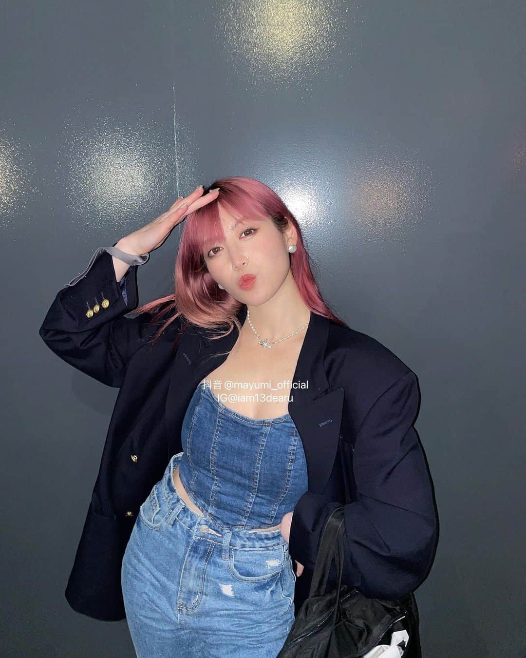 のインスタグラム：「髪の毛がツヤツヤで嬉しいザマス。 トリートメントしていただいた日から この日は2週間以上が経過していた❗️ @aoi_no_hairs びっぐシェシェざマス。そして、こちらのサロンで売っているピンクシャンプーが持ちをよくしてるでございマス。💗 @burberry のジャケットは　@newsed_japan で購入したでございますウァ💙  #バーバリーのジャケット肩パッドすごい　#pinkhair #haircolor #ピンクヘア　#ピングヘアカラー　#pr」