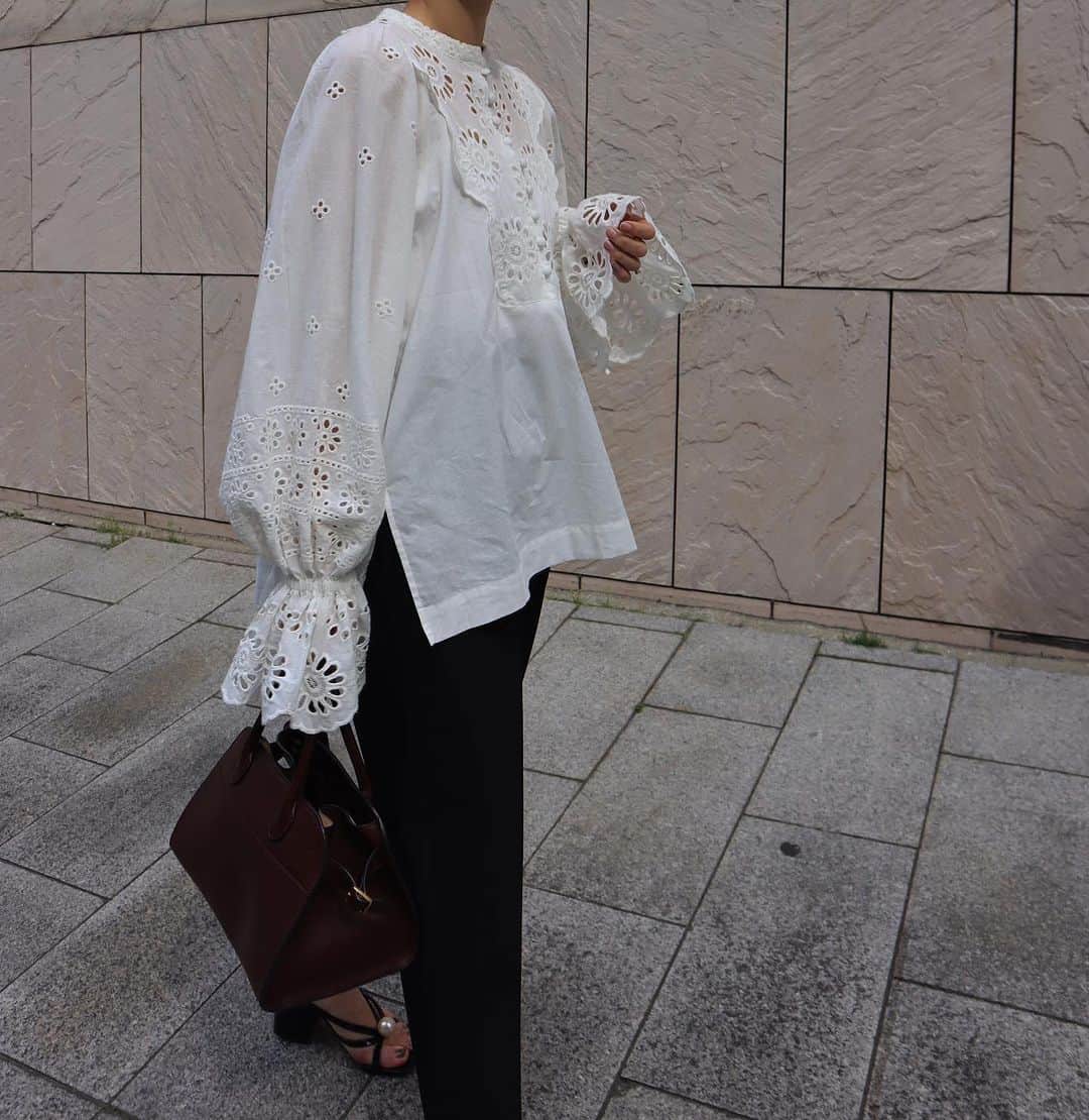 正中雅子のインスタグラム：「white blouse🤍  自分好みのレースを作ってもらいふんだんに使い 久しぶりに甘めのブラウスに仕上げました🕊  デニムにも合わせたいし、夏はショーパンと合わせたい！  柔らかく肌触りのいいコットン生地で 春から夏にも心地よくお召いただけます！  どのシルエットからも可愛くおすすめの1枚です！  TOKYO POPUP 先行item🗼  #MACHATT #masaco服」