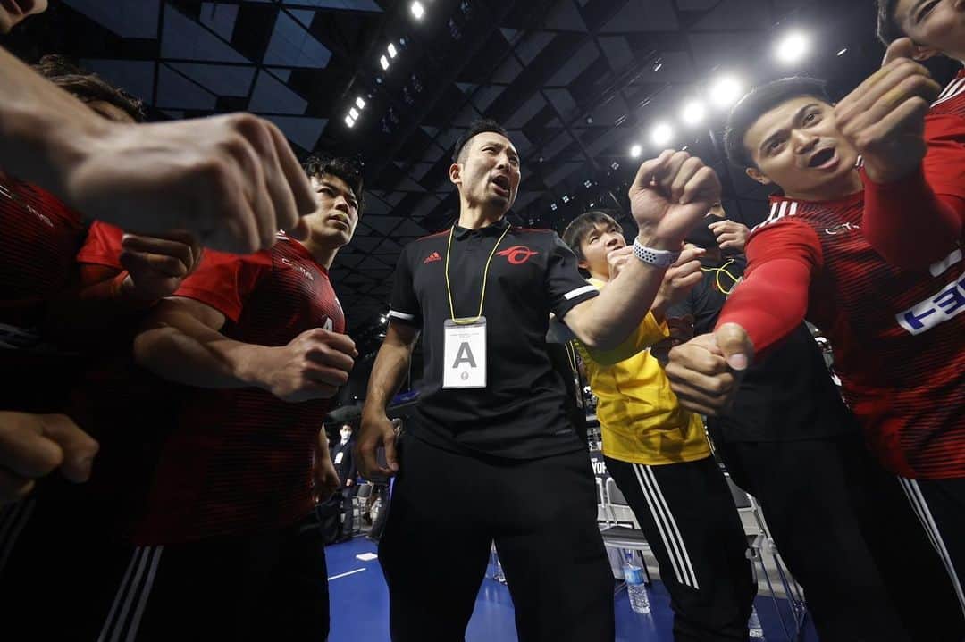 門山哲也のインスタグラム：「...  第47回日本リーグplay-off Final で豊田合成と対戦し、28-31で敗れ、準優勝🥈でシーズンを終了しました。 まずはこのコロナ禍、そして世界では戦下に苦しむ方がいる中で、シーズンを最後まで闘い抜く事ができた事に感謝しています。 これも日頃から応援してくださるファンの方々、会社の皆様、開催に尽力してくださる皆様あってだと思っています。 本当にありがとうございました。  結果としては目指してきたものに到達することはできませんでしたが、応援してくださる皆様と共に闘えた事、あのような素晴らしい会場で試合ができた事に感謝するとともに、素晴らしいプレーをしてくれた選手を誇りに思います。  応援してくださる皆様に少しでも何かを届けられる試合ができていたら幸いです。  #JHL #handball  #toyotaautobody  #トヨタ車体ブレイヴキングス  #トヨタ車体bravekings」