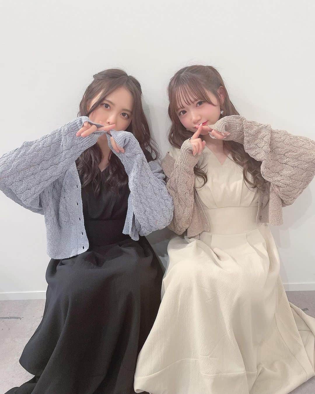 畑美紗起のインスタグラム：「おくちミッフィー🐰🐰  今日現場いったらほのぴとおそろコーデだったの👭🏻♡  @iskw_ntm さんのプロデュースブランド @pichud_official のおようふく👗🤍🤍  色違いでおそろコーデもかわいいね？🧚🏻‍♀️🧚🏻  #ファッション #ワンピースコーデ #カーディガンコーデ #カーディガン #ふたごコーデ #おそろコーデ #シミラールック #pr #dailylook #fashion #twins #ootd」