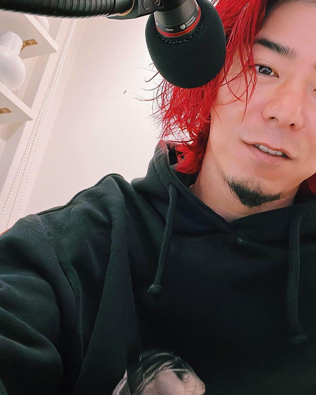 のインスタグラム：「出会って14年くらいの男と対談🎤 #高木新平 #ハデだなー髪色 #笑」