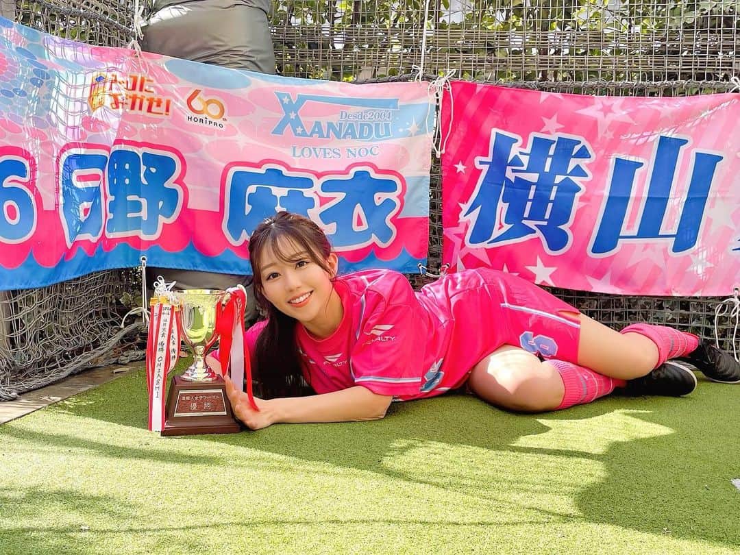 のインスタグラム：「嬉しそう🥺❤︎❤︎ トロフィーおかえり🏆  #トロフィー #フットサル #グラビア #グラビアアイドル」