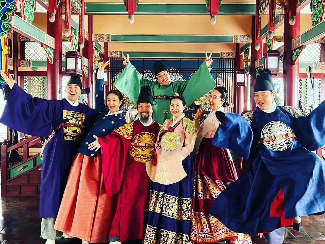 ハン・サンジンのインスタグラム：「#국가대표와이프#royalfamily Korean traditional clothes 매회 도전!!!ㅋ #한복 참 잘어울리는 우리 가족들❤ 내일도 ⭐국가대표와이프⭐ #최지영감독님#서용수감독님 #김지완작가님 #한다감#한상진#심지호#정보민 #금보라#양미경#안석환#조은숙 #신승환#조향기#오유나#신현탁 #윤다영#한정우#김채윤 #김태연#이채빈 mon~fri pm 830 #서초희#강남구 #handagam#hansangjin  #KBS#TheAllRoundWife #国家代表ワイプ」