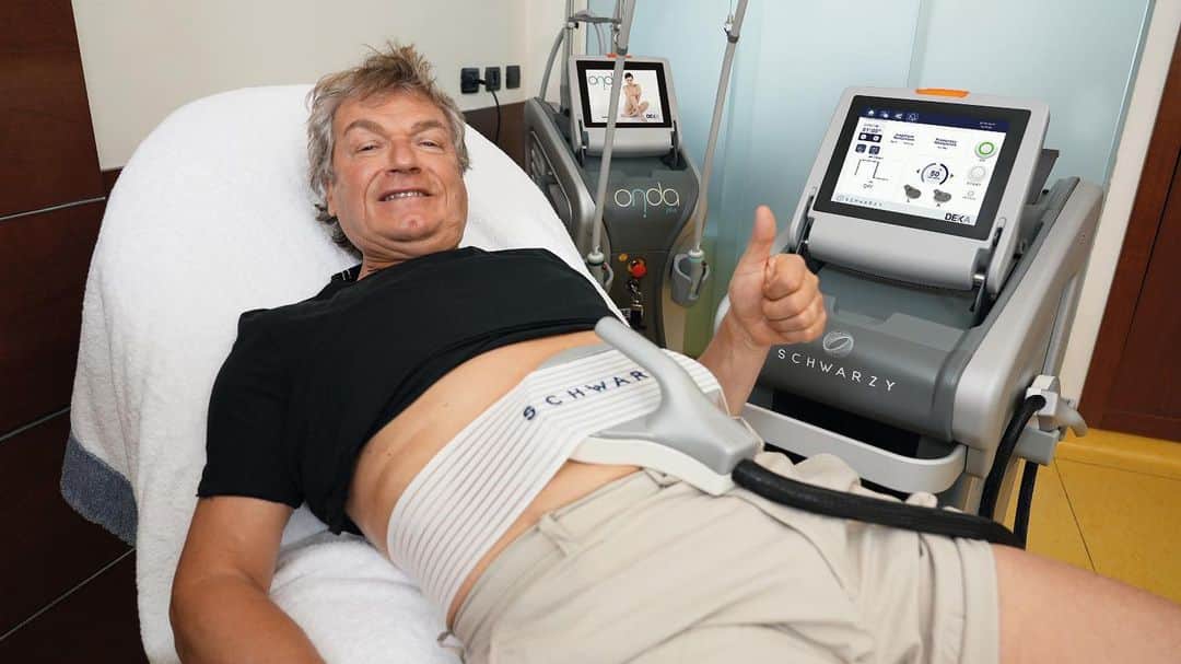 ジャンカルロ・アントニョーニのインスタグラム：「Di nuovo un trattamento con Schwarzy che grazie ai numerosi programmi personalizzati, agisce su 3 livelli di stimolazione muscolare: aerobica, rimodellamento e potenziamento.  #dekalaser #ondacoolwaves #essereDEKA #OnlyByDeka  #OndaPLUS #schwarzy #ondaandschwarzy #coolwaves #bodycontouring #bodysculpting #muscletone #skinlaxity #choosetochange」