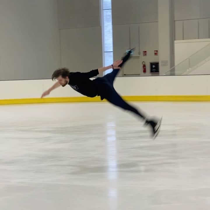 オンドレイ・ホタレックのインスタグラム：「@elladjbalde  #inspired  #edeaskates #johnwilsonblades」