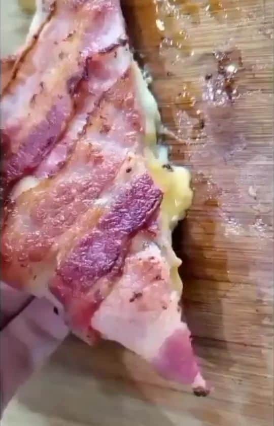 Cesar Gonzalez Cocineroのインスタグラム：「SÁNDWICH DE LOCURA 🤯🤯🤯  🔖 Guarda el vídeo para preparar la receta cuando estés list@ y compártela con tus amigos o familiares.」