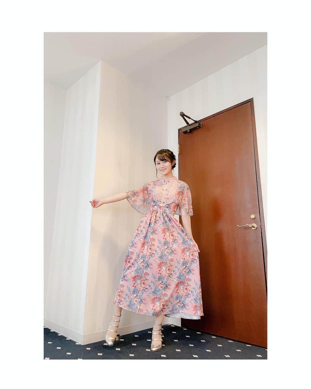 小倉唯さんのインスタグラム写真 - (小倉唯Instagram)「衣装はこんな感じでした〜。 ボタニカルなお花柄ワンピース(^-^)🌺  #スポダン #衣装  #ワンピース #ボタニカル柄」3月23日 0時05分 - yui_ogura_official
