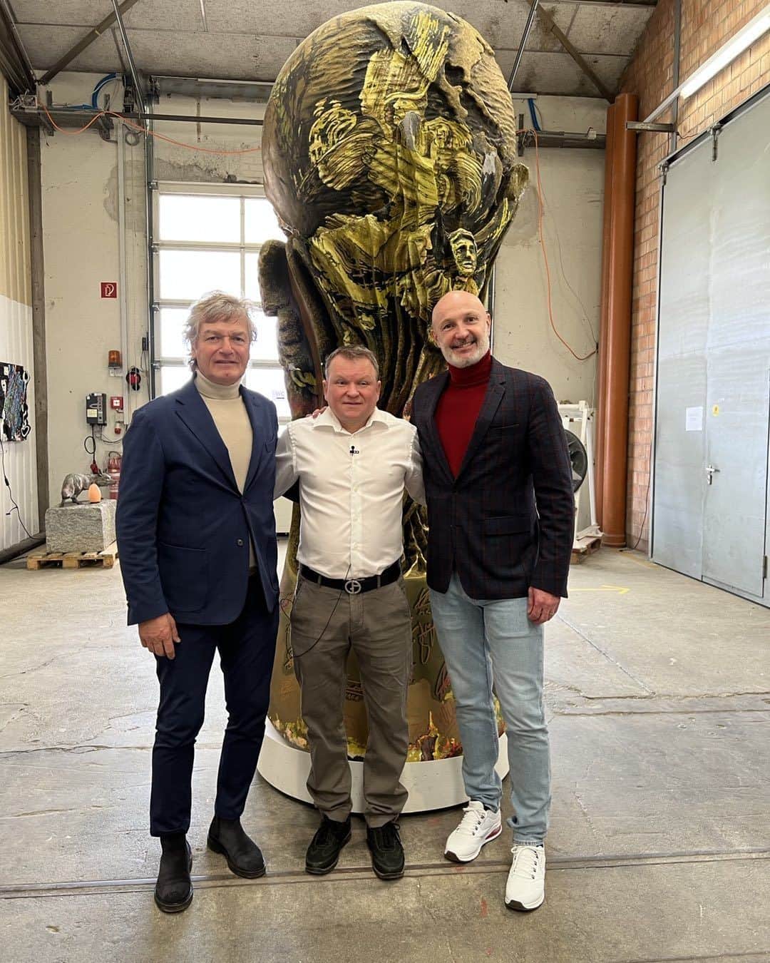 ジャンカルロ・アントニョーニのインスタグラム：「Zurigo, giornata in onore dello scultore David insieme ad un altro campione del mondo Frank Leboeuf con la coppa creata da lui!」