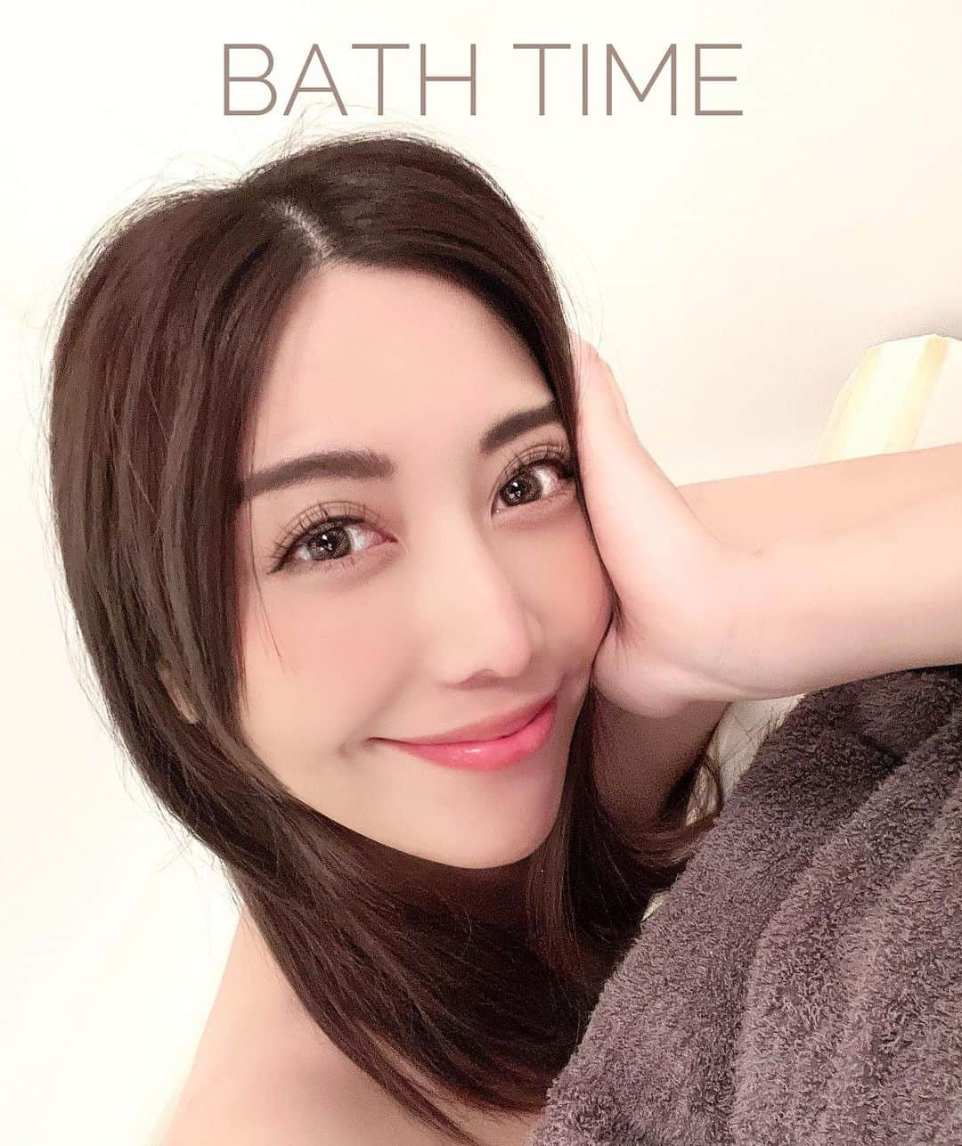 黒ユイさんのインスタグラム写真 - (黒ユイInstagram)「のんびりお風呂も🛀 出産したらお預けだろうし、今のうちに🤭💙 マツエクも美容院も行けたし、 両親に会えたしおばあちゃんに会えたし 産前やり残すこと無し✌️たぶん🫢  いつ陣痛来ても大丈夫なように毎日髪の毛乾かした後に ストレートアイロンしてボサ毛予防してるw 予定日まであと3日だけど、どーなるかなぁ？👶🏻 ここ2日間、足の付け根が痛くなってきた🦵兆候？？  毎日YouTube見てお産の勉強してるけど 初産は何十時間もかかること多いみたいだし 私はどうなるかなぁ？🫣ドキドキ  ママはみんな出産の痛みを 乗り越えてるから大丈夫って言うてくれるけど 命落とす人もいる訳で、 皆んなが一緒の出産スタイルではない訳で、 ビビりの私はドキドキしています🫥←  …とは言いながら痛みに耐える心構えはできてます💪🏻 初めてのことってみんな怖いよね😮‍💨  赤ちゃんが無事に元気に産まれてくることを切に願う🙏 元気な産声を聞けるのを楽しみにしてる🥹 もうすぐ会える❤️いつ出てきてもいーよー👶🏻❤️  #臨月　#正期産 #予定日まであと少し　#陣痛　#前駆陣痛」3月23日 0時31分 - yui_my_life