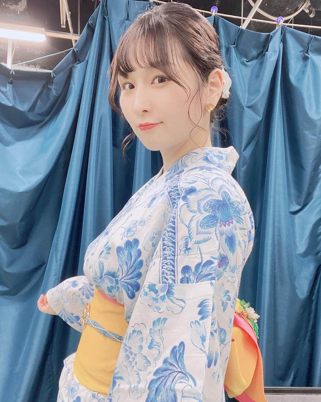 吉田実紀のインスタグラム：「今ミス日本のゆかたというオーディションに挑戦してます👘💗 母の影響で和服大好きなので少しでも和服の良さを色んな方に知っていただきたいです❤️‍🔥 . . . この浴衣は衣装でお借りしました💙 白地に青のコントラストがとても綺麗💙 . . . 今後、撮影会や配信でイベントの勝敗が決まってくるので少しでも興味ある方は応援してくれると嬉しいです🥰 （特に配信は無料で応援できるので是非） . . . 次のイベントは3/25の公式配信（視聴無料） 4/4にも公式配信 4/9にはゆかた撮影会もあります👘 . . . 配信はマシェバラってアプリで主にやってるので是非ダウンロードしてね✊ . . . . . #ゆかた #ゆかた女子 #浴衣 #浴衣女子 #和服 #ミス日本のゆかた」