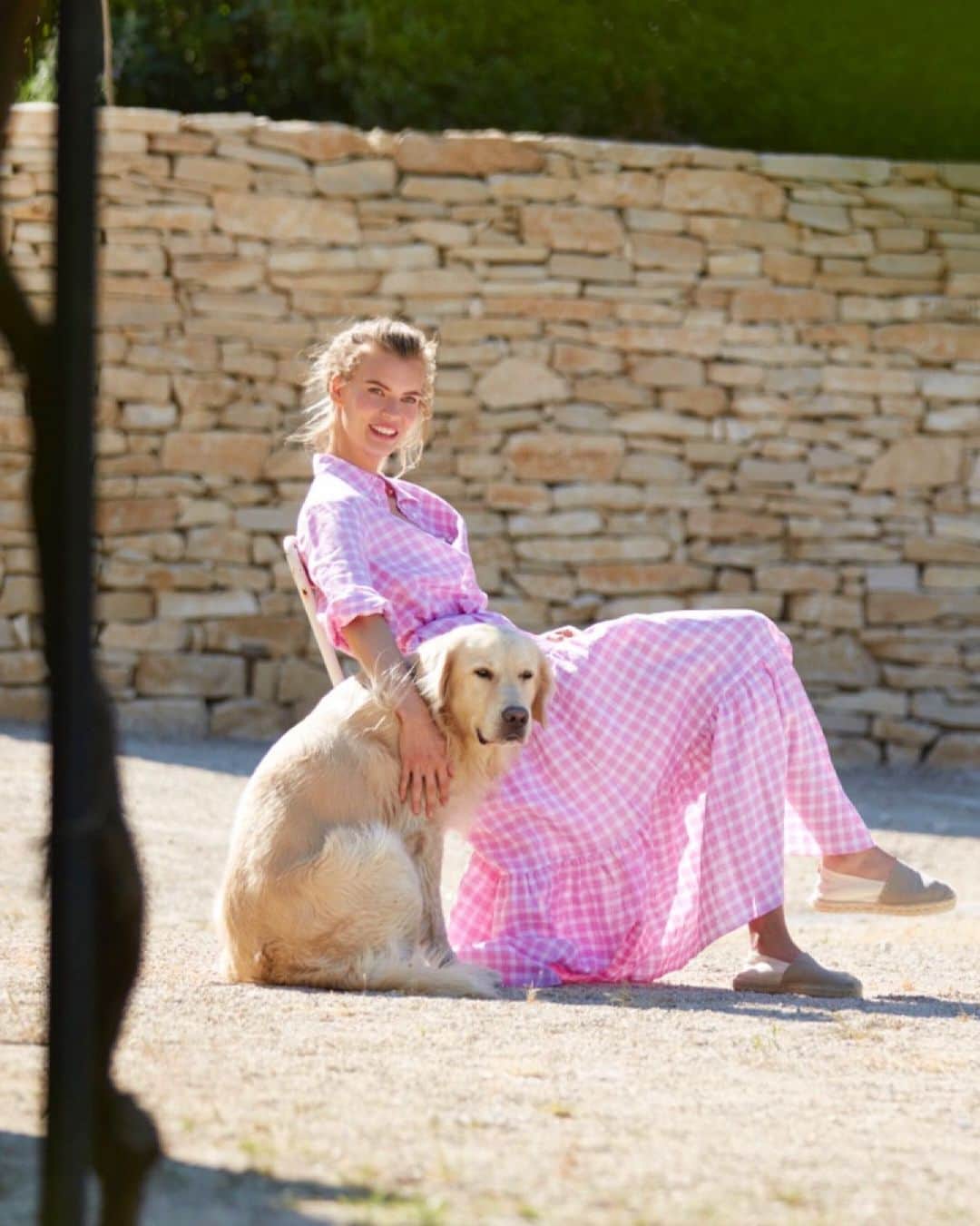 イネスドゥラフレサンジュのインスタグラム：「Gingham is forever! 🌸 The iconic print is coming back this season for a more feminine look, romantic and very summery.  - Le vichy c'est pour la vie 💕 L'imprimé iconique revient cette saison pour une allure féminine, romantique et tellement estivale.   www.inesdelafressange.fr  #InesdelaFressangeParis #InesdelaFressange #InesSS22」