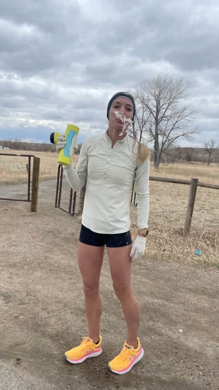 エマ・コバーンのインスタグラム：「Making trouble 😈 some @nuunhydration after my morning workout 🤙🏻 (I drank most of it lol) #stayhydrated #nuunpartner」