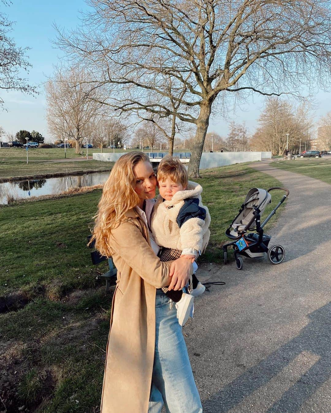 Marloes Horstさんのインスタグラム写真 - (Marloes HorstInstagram)「First serious sun of the year 💛   Mom heart melts when he comes to cuddle 😩」3月23日 2時16分 - marloeshorst