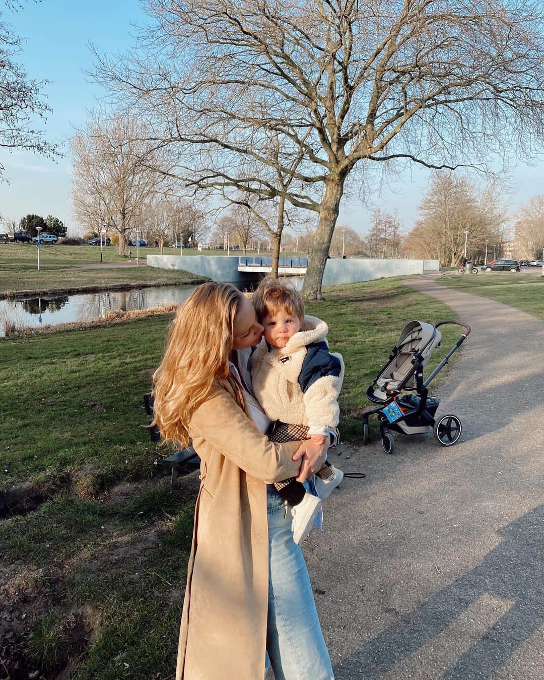 Marloes Horstさんのインスタグラム写真 - (Marloes HorstInstagram)「First serious sun of the year 💛   Mom heart melts when he comes to cuddle 😩」3月23日 2時16分 - marloeshorst