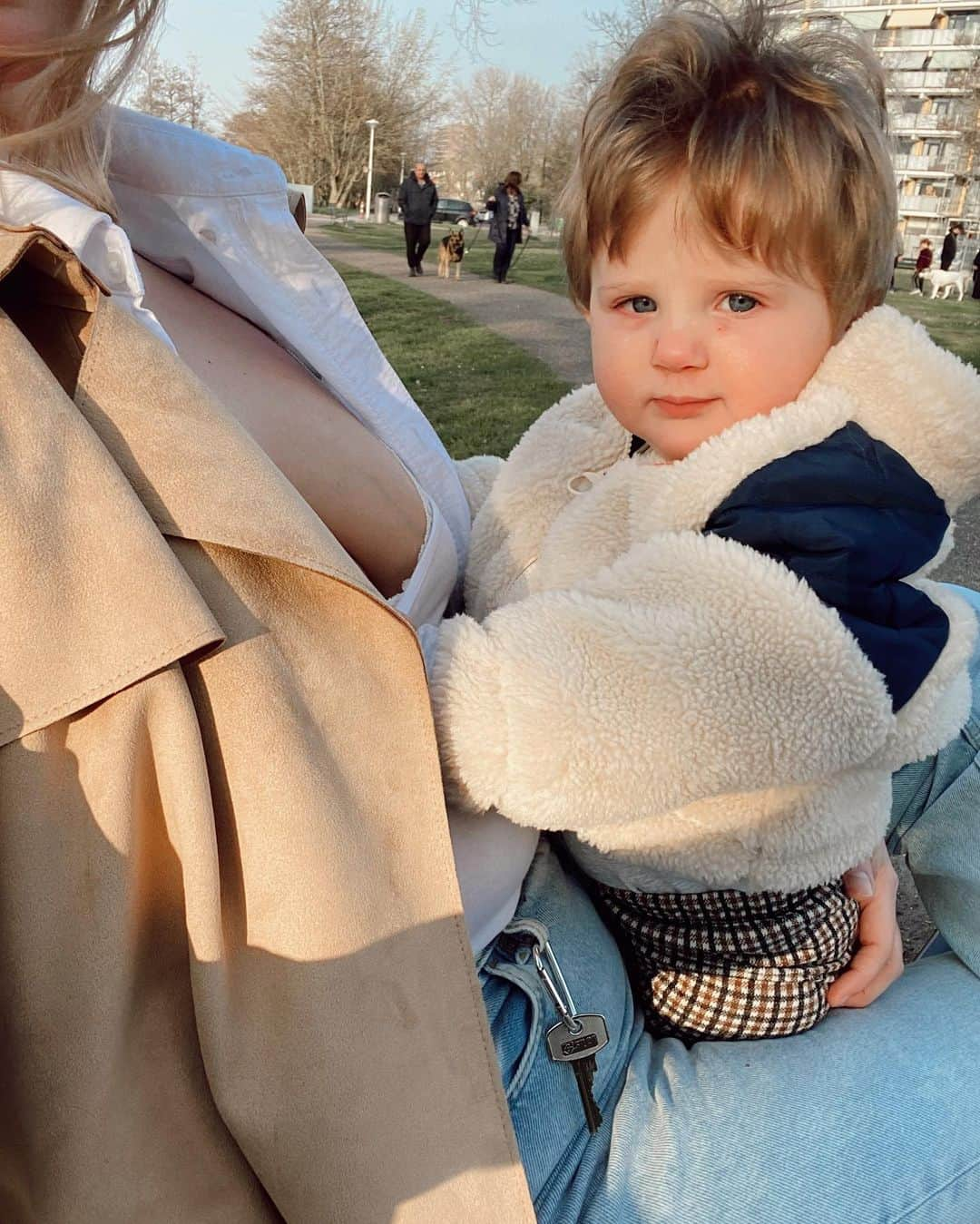 Marloes Horstさんのインスタグラム写真 - (Marloes HorstInstagram)「First serious sun of the year 💛   Mom heart melts when he comes to cuddle 😩」3月23日 2時16分 - marloeshorst