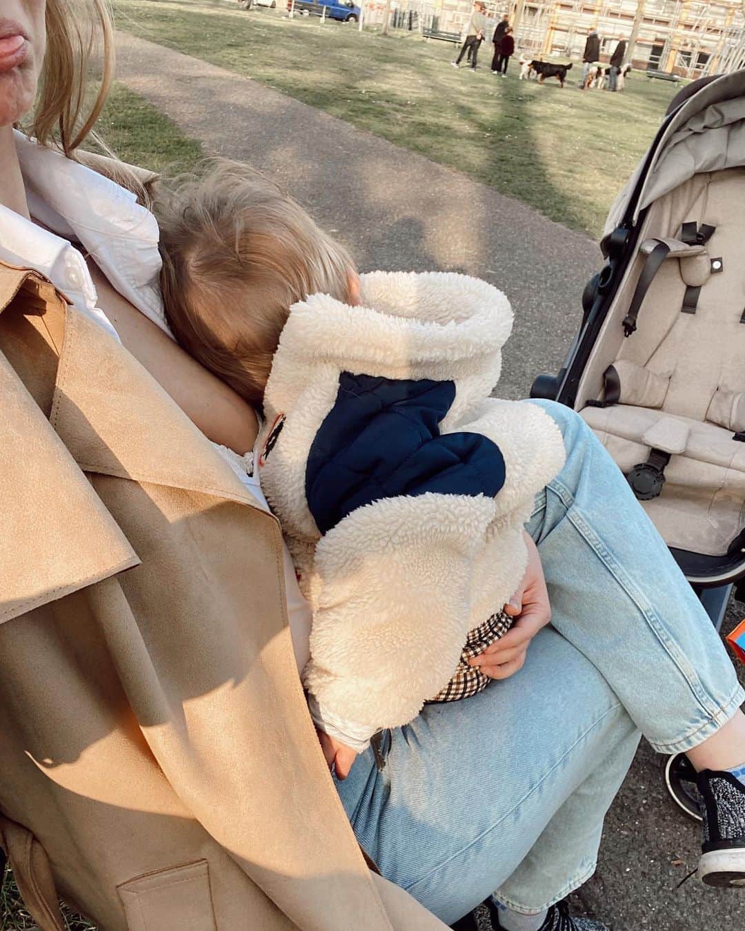 Marloes Horstさんのインスタグラム写真 - (Marloes HorstInstagram)「First serious sun of the year 💛   Mom heart melts when he comes to cuddle 😩」3月23日 2時16分 - marloeshorst