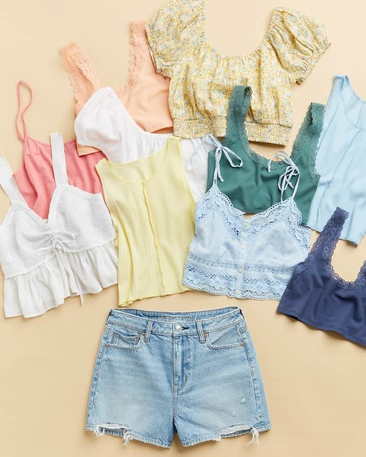 American Eagleのインスタグラム：「We're your one-stop crop top shop 🤩 Couldn't pick one so I got them all 🤷‍♀️」