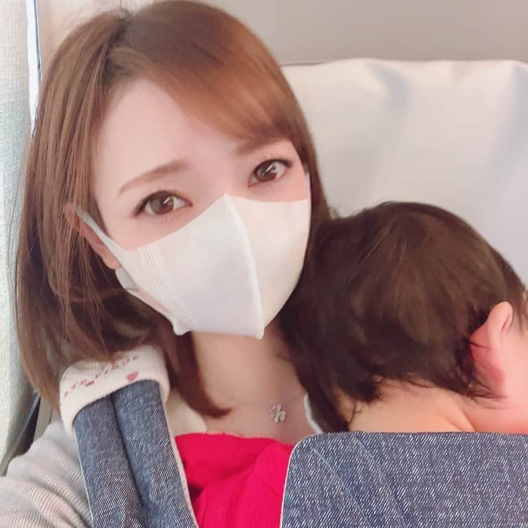 安藤麻貴のインスタグラム：「インスタにもたくさんのお誕生日お祝いメッセージありがとうございました☺️ お礼がおそくなってしまってごめんなさい🙇‍♀️  去年は入院しちゃってたし、今年も旦那さまはレースで不在だったので自分のお誕生日のことなんてすっかり忘れていて(笑) いつもと変わらない平穏な時間を過ごしました☺️ それが一番幸せよね💗  ベビが生まれてから、結婚指輪もダイヤ無しのタイプに買い替えたし、ネックレスやピアスなども付けなくなったのですが… なんとなく久しぶりにアクセサリーを付けてみました☺️ 昔クリスマスにプレゼントしてもらったヴァンクリのフリヴォル💎 とってもお気に入り💓  引っ張られはしなかったけど、ベビのお顔が傷つかないかハラハラしたのでやっぱりまだもう少しお留守番かなぁ😣  少しでもオシャレしたいと思えるようになってきたのは、ちょっと余裕が出てきた証拠ですね🥺笑 今日は雪だったけど、また暖かくなるし春服着てお出掛けしたいなぁ☺️」