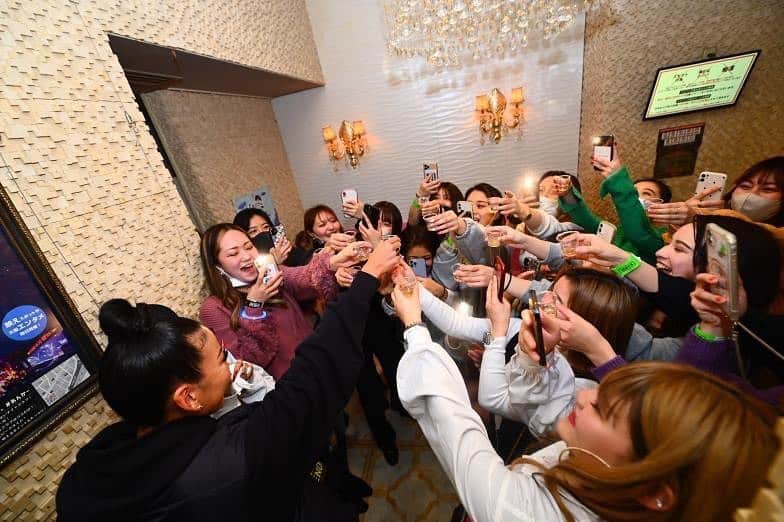 Minamiのインスタグラム：「女子トイレ盛り上がってた @bambi_monster_club の女子トイレでガールズと乾杯🚺🥂#裏パーティー The girls bathroom is where the real party’s at😂 Photo By: @photo_tasuku」