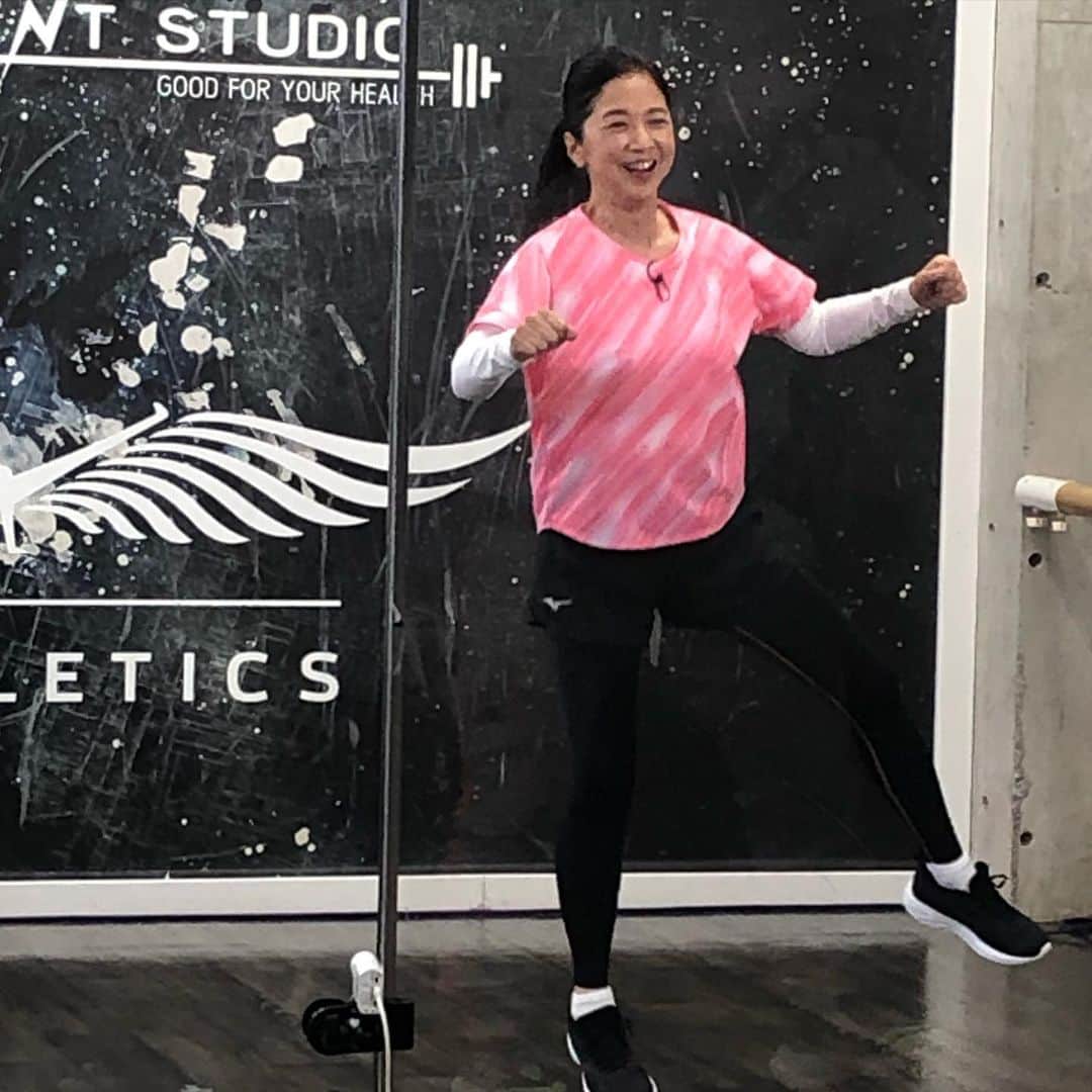 宮崎美子さんのインスタグラム写真 - (宮崎美子Instagram)「皆さん、こんにちは。  今朝はめざまし8、見ていただきましたでしょうか？  ダンスとエクササイズを組み合わせて、楽しく身体を動かせるという取材をしてきましたよ。  1つ目は次のパリオリンピックで競技種目になるブレイクダンスを取り入れたエクササイズ。  結構全身運動で、ハードなのですが、音楽に合わせて楽しく出来ました。  もう一つは太鼓をたたきながら、エアロビクスの動きを合わせるもの。  太鼓は叩くと誰でも音が出ます。最初から。 ですので、何も出来なくても最初から楽しいのです。  体力は使いましたが、とても楽しい取材でした。  1年間、『めざまし8』で、色んな所へ取材に行かせていただきました。  ありがとうございました😊 いつも、観ていただいた皆様、本当にありがとうございました。  今日で終了となりましたが、また、機会が有れば、エクササイズも、色んなところへ取材に行く事もやってみたいと思ってますので、それはまた、いつの日かのお楽しみに❣️ということで。  #めざまし8  #太鼓labo #太鼓ビクス #和太鼓  #ブレイクダンス #ブレイクティクス」3月23日 14時43分 - miyazakiyoshiko.official