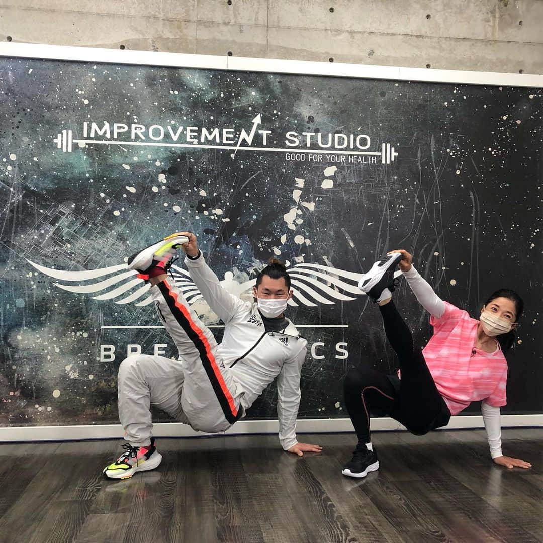 宮崎美子さんのインスタグラム写真 - (宮崎美子Instagram)「皆さん、こんにちは。  今朝はめざまし8、見ていただきましたでしょうか？  ダンスとエクササイズを組み合わせて、楽しく身体を動かせるという取材をしてきましたよ。  1つ目は次のパリオリンピックで競技種目になるブレイクダンスを取り入れたエクササイズ。  結構全身運動で、ハードなのですが、音楽に合わせて楽しく出来ました。  もう一つは太鼓をたたきながら、エアロビクスの動きを合わせるもの。  太鼓は叩くと誰でも音が出ます。最初から。 ですので、何も出来なくても最初から楽しいのです。  体力は使いましたが、とても楽しい取材でした。  1年間、『めざまし8』で、色んな所へ取材に行かせていただきました。  ありがとうございました😊 いつも、観ていただいた皆様、本当にありがとうございました。  今日で終了となりましたが、また、機会が有れば、エクササイズも、色んなところへ取材に行く事もやってみたいと思ってますので、それはまた、いつの日かのお楽しみに❣️ということで。  #めざまし8  #太鼓labo #太鼓ビクス #和太鼓  #ブレイクダンス #ブレイクティクス」3月23日 14時43分 - miyazakiyoshiko.official