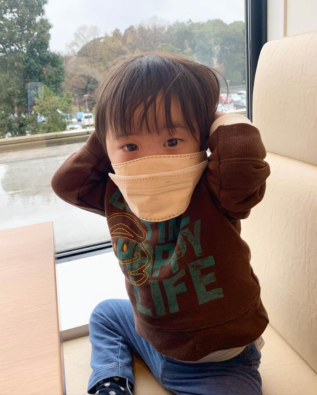 のインスタグラム：「昨日は雪が降ったり、ついこの間は20度近かったり、最近、暑かったり寒かったりが激しいですね☃️  体調を崩さないように、気をつけて過ごしていきたいですね🍀  昨日は、テルマの甲状腺ホルモン低下症の定期検診でした😊  検査の結果はお薬は継続で、数値は特に問題無し👍🏻  採血で泣くかなぁ❓と思ったら、特に泣くこともなくニコニコしながら戻ってきました😆  血液検査の結果を待つまで、約１時間かかるので、院内のドトールコーヒーで、のんびりと待つことに☕️  テーブルに置いた私のマスクを一生懸命、自分の口にあてるテルマ😅  いつもマスクをしようとしても、嫌がってすぐに取ってしまうんだけど、もしや？と思って、輝馬用マスクをつけてあげたら、嬉しかったらしく、ずっとつけてたぁー👍🏻  こんなに小さい時からマスクは可哀想だけど、感染も心配だから、病院とか人混みではつけられるようになるとありがたいな😌  ちなみに、テルマの担当の先生、濃厚接触者になってしまったとの事で、昨日はリモートでの検診となりました💦(違う先生がカメラで検査結果や輝馬を映したりしながらの検診)  今は子供たちの感染者も多いから、小児科の先生も気が気じゃないですよね😓  あらためて、医療従事者の皆さん、大変な中でのお仕事、ありがとうございます🍀  輝馬も、よく頑張りました❣️  #downsyndrome #specialneeds #trisomy21 #ダウン症 #ダウン症候群 #トリソミー21 #3歳1ヶ月 #成長記録 #生まれてきてくれてありがとう  #心室中隔欠損症  #男の子ママ  #男の子 #boy #ダウン症ボーイ #trisomy21boy」