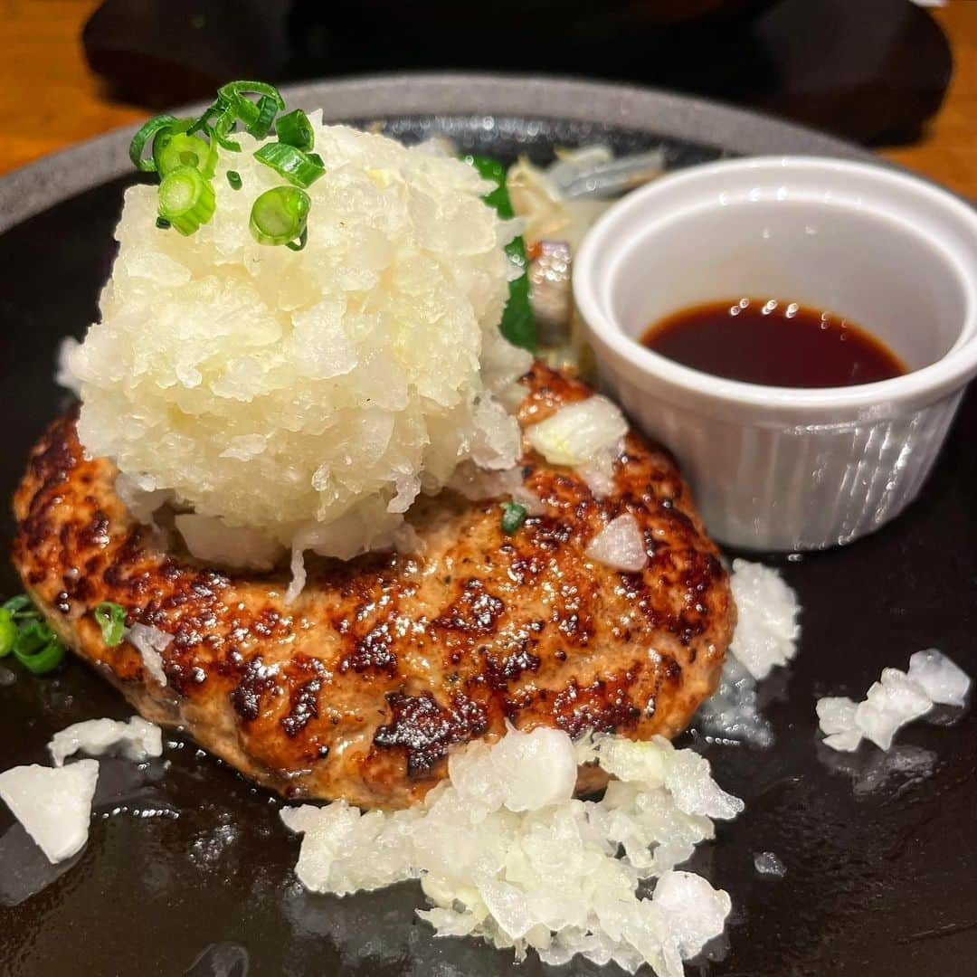 MOEKAさんのインスタグラム写真 - (MOEKAInstagram)「山本のハンバーグ in⥲大塚  𓊗鬼おろしポン酢ハンバーグ ¥1230 𓊗山本のハンバーグ ¥1790  ------------❁𝚜𝚖𝚊𝚕𝚕 𝚝𝚊𝚕𝚔❁----------  前投稿のラーメンからのハンバーグ  "男飯連投"とは  乙女心を無くしたのか？  今まで散々ストーリーで恋愛模様… 儚い恋路を頬を赤られながら綴っていた 女子高生は何処へ行ったのか…  まさか"中の人" 変わった？🥺 (中の人とか言うのやめろ)  っと思った方、安心してください 変わってません (彼氏と別れたけど) (爆笑) (いや笑えない) (ほんまに笑えん) (独り身もぐもえ)  とりあえず独りの時間が増えたので もうこうなったら自分の好きなことに時間費やします 😇👍👍❤️  (メンタル全然生きてるので安心してください🥺) (むしろ開放感)  ------------❁𝙴𝚊𝚝❁------------  はい中の人の諸事情を持ち込んですいません笑 (※このアカウントはご飯を交えつつ 私の人生を綴っていくようなものと思っているので)  "山本のハンバーグ"！！！(誰?)  この前食べたばっかで 正直投稿する気とか更々ない状態で食べに行ったけど  むっちゃんむっちゃんこに 美味しかったし"ボリューミー"だから 是非皆にも行っていただきたい……🥺  この山本のハンバーグさんは 名前の通り"ハンバーグ"がメイン料理のお店  俺の○○っていう？会社から派生された お店らしい(にわか)  肉・野菜・米・スタッフ  この4つのこだわりがあるらしくって  🍖牛挽肉は「黒毛和牛」 (はい来ました天下の🐮様) そして豚ひき肉は「夢の大地豚🐷」を使用してるらしい◎  🥬野菜は俺ファームっていう自家農園?で育てた お野菜ちゃん達を使用してて   🌾お米は安定の「ひとめぼれ」 (私は一目惚れしたお方には撃沈しましたが)(失笑)  スタッフさん達は凄く元気でにこやかで ほんとに100点満点くらいの接客だった🥺❤️  ┈┈┈┈┈┈  私はおろしハンバーグにしたんだけど  正直おろしハンバーグって ハンバーグ＞おろし だと思うんだけど  山本のは(呼び捨てやめろ?) あれ？ハンバーグ(主役)の影どこ？？？ ってくらいのおろし量😂😂😂  大根おろしがシャッキシャキ最早 "ザクザク"しててハンバーグの固めの肉感に 合わさって箸が進むうぅううう……うめぇ……ん  お店の1番人気である 「山本のハンバーグ」(ただの店名やないかい) も1口食べたんだけど舌で感じる肉感？  キメの粗さとかが全く異なるジャンルで 違うお店の？？って疑った…  同じお店なのに味とか調味料に合わせて 肉感を変えるなんて…😢❤️ (テコナ○ーグルワークスですか？) (ベーグル屋に例えるな)  他にもこのお店の素晴らしいところはランチセットにすると お味噌とお米はもちろんサラダ！！！  そして毎日変わる(?)野菜ジュースが出るの~！ (お米はおかわり無料！)  そしてそして… 皆さんが大好きで堪らないあの子(🥚)も着いてくるの…… ひぇ、、ん🥺🥺🥺  ひとつのハンバーグ頼むだけで 🥚だったりテーブルに置いてある食べる醤油？だったりでみるみる味変出来るから"満足度"凄かったな…🥺  今回行ったのは大塚店だけど 吉祥寺とか中目黒、渋谷とかにもあるので 是非ランチどこにするか迷ったら伺ってみて〜！！！  ❏-------------𝚜𝚑𝚘𝚙 𝚒𝚗𝚏𝚘 �------------❑  〒170-0004 東京都豊島区北大塚１丁目１７−３   🍽営業時間⥲ 11:00〜15:00 17:00〜20:00 🛌定休日⥲ 火曜日 🚉最寄駅⥲ 大塚駅から徒歩4分ほど  ・ ・ ・ #山本のハンバーグ #ハンバーグ  #ハンバーグランチ  #大塚グルメ  #大塚ランチ」3月23日 15時17分 - mogmog_moeka_mogmoe