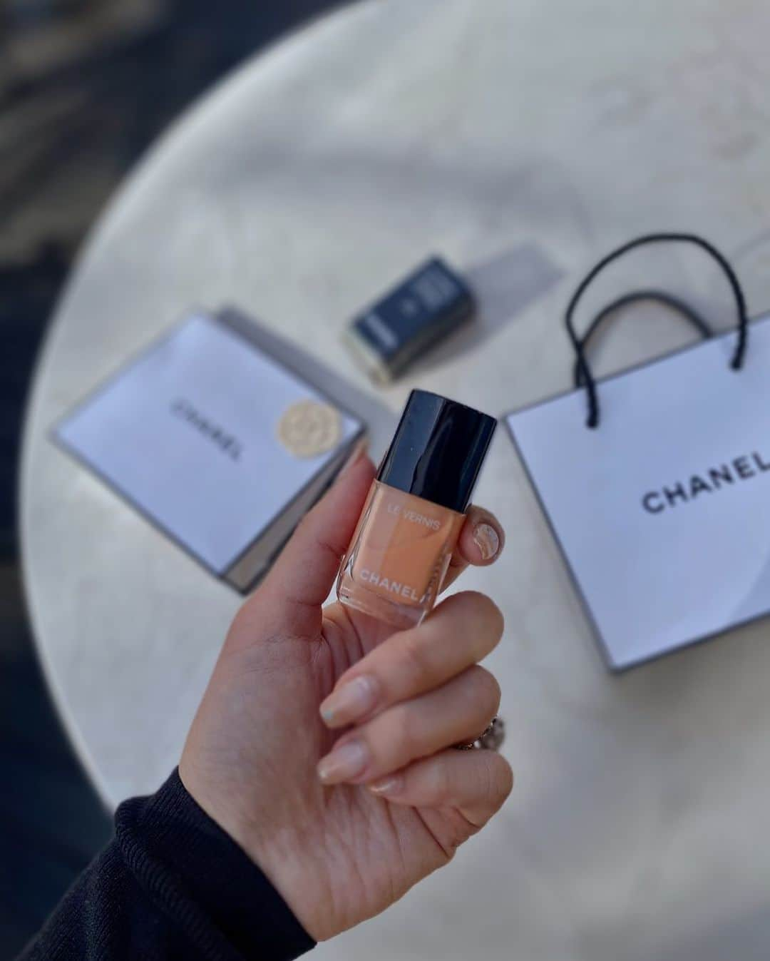 丸山悠美さんのインスタグラム写真 - (丸山悠美Instagram)「@chanel.beauty   春の新色。 肌馴染みの良い シアーなピーチオレンジカラー🧡  いつもとびきり優しくて 柔らかく女性らしい素敵な  @onoemi_official ちゃん ありがとう🕊💓  #オレンジネイル #ワンカラーネイル #春ネイル #ネイルポリッシュ #自爪ネイル #スクエアネイル #ヴェルニロングトゥニュ #シャネルヴェルニ #シャネルコスメ #デパコス #デパコスネイル #春コスメ #イエベ春 #イエベ春ネイル #chanel919 #chanelutopie #新作コスメ #chanelnailpolish #chanellevernis #levernischanel #chanelvernis」3月23日 15時26分 - maruyumi