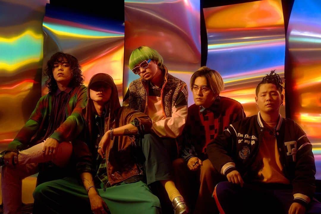 のインスタグラム：「. オープニングテーマが #Kroi の「Small World」に決定！💙🎉  型破りな修行僧たくあんの新しいグルメドラマに、Kroiらしいスタイルをふんだんに盛り込んだ楽曲でドラマに華を添えてくれます！🎤✨  ぜひドラマと合わせてチェックしてください！☝️  #Kroi_SmallWorld #岡部大 #しろめし修行僧 #テレビ東京」