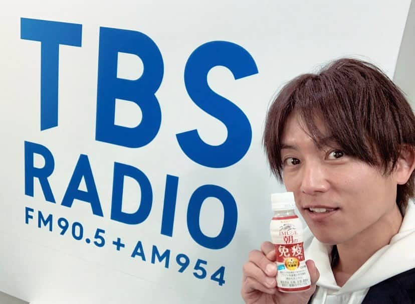 杉浦太陽さんのインスタグラム写真 - (杉浦太陽Instagram)「TBSラジオ「ジェーン・スー生活は踊る」に出演してきました〜♪ 4回目の出演でスーさんも小倉アナも久しぶりに会えて嬉しかったです⭐️  今回は免疫について学んだんですが、日々の生活習慣で活かせる話がいっぱいあったし、 健康についての話で盛り上がりました！  新商品の #iMUSE朝の免疫ケア も飲んでみたよ✨ プラズマ乳酸菌の働きで健康な人の免疫機能の維持をサポートする機能性表示食品 #キリンiMUSE朝の免疫ケア 👍 ヨーグルトテイストですっきり爽やかで美味しかった〜😊 みなさんにも、オススメです❗️  #キリンiMUSE朝の免疫ケア #TBSラジオ #ジェーンスー生活は踊る #pr」3月23日 15時37分 - sugiurataiyou_official