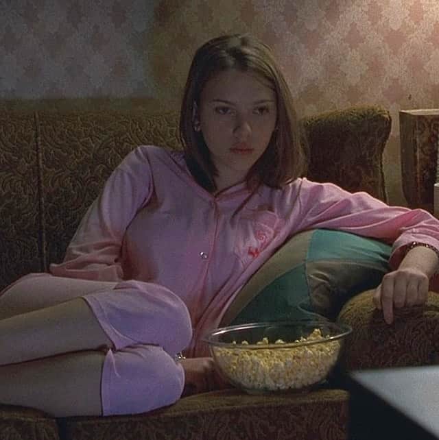 イネスドゥラフレサンジュのインスタグラム：「What is your favorite movie? 🍿 Quel est ton film préféré ? 💕  📷 Scarlett Johansson, Ghost World, 2001  #inesdelafressangeparis #inesdelafressange #scarlettjohansson」