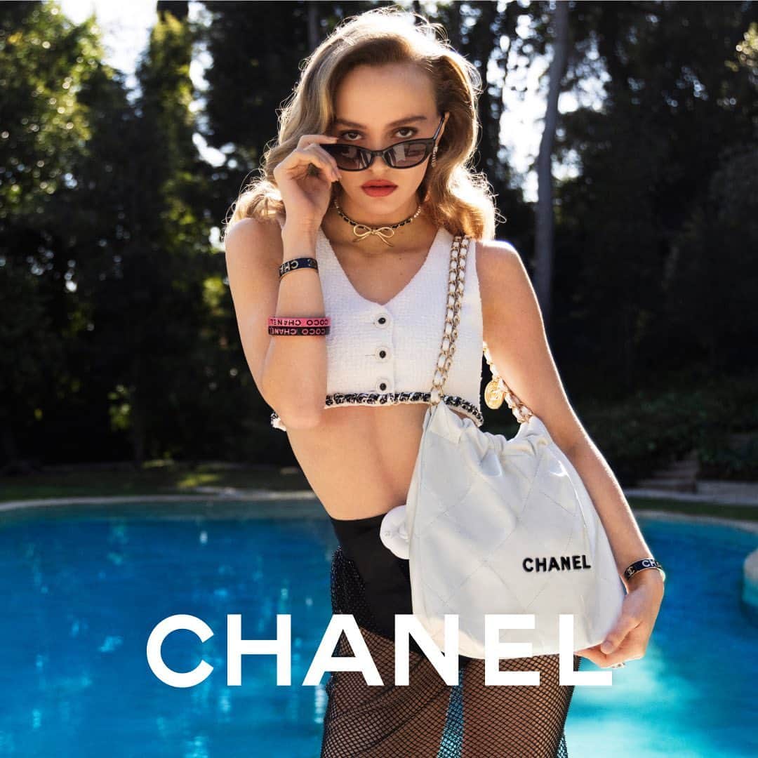 リリー・ローズのインスタグラム：「#CHANEL22 by @inezandvinoodh ⭐️ coming soon @chanelofficial @virginieviard」