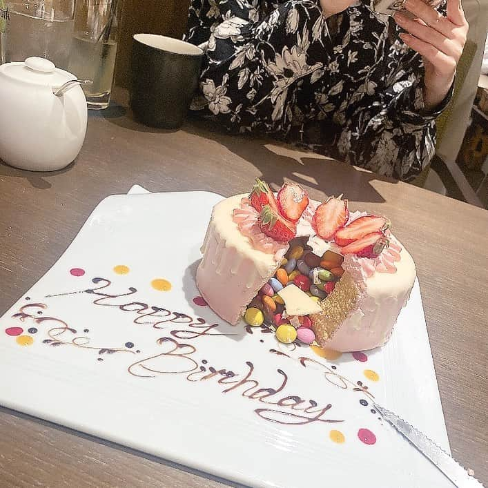 YUINAさんのインスタグラム写真 - (YUINAInstagram)「可愛い可愛い妹に お祝いしてもらった🥂🎂🤍  めちゃくちゃ店内オシャレで 料理美味しいしケーキ可愛いし… 全てにおいて大満足❤︎  ありがと、おひな🗣♡´-  定期的に会えてるの嬉しすぎ⋆⸜💡⸝⋆  これからもよろしくね𓈒𓂂𓏸  【 @hh_i_ii 】  #表参道cafe #表参道 #誕生日ケーキ」3月23日 9時16分 - y_i_n35