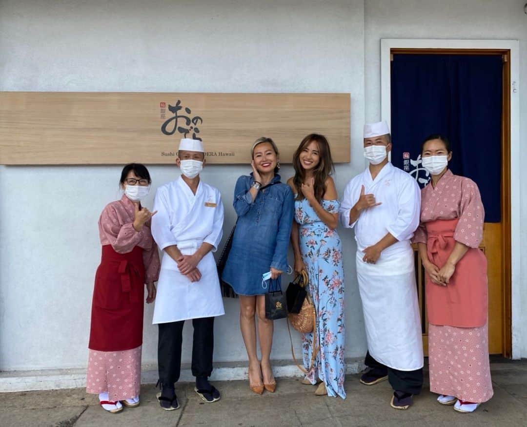 Mieのインスタグラム：「本物の笑顔って高価なジュエリーや装飾品にも勝る💙 よーするに笑顔が素敵って自分自身の1番の魅力がみんなに伝わって、自分も相手も幸せにできる輝きを放つんだよ💙ってことを最近教わった🥰  みんなの笑顔がキラキラで溢れる一日でありますように！  1人肝心なキャプテン抜けてますが、集合写真@銀座おのでら💙お寿司やさんでランチミーティング🍣  #お寿司 #ハワイグルメ #ハワイ生活  PSとはいえ、ジュエリー作ってるので💎大好きなんだけど😋」