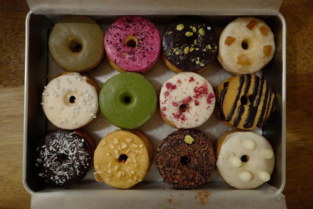 安田美沙子さんのインスタグラム写真 - (安田美沙子Instagram)「先日、マネージャーさんからいただいたホワイトデー🤍  か、かわいい。。。  ドーナツもクッキーもだいすきだから、好きしかなくて嬉しい贈り物でした✨  #koedonuts #cookie #whiteday #cute #thanks #大切にいただきます @koe_donuts」3月23日 9時39分 - yasuda_misako