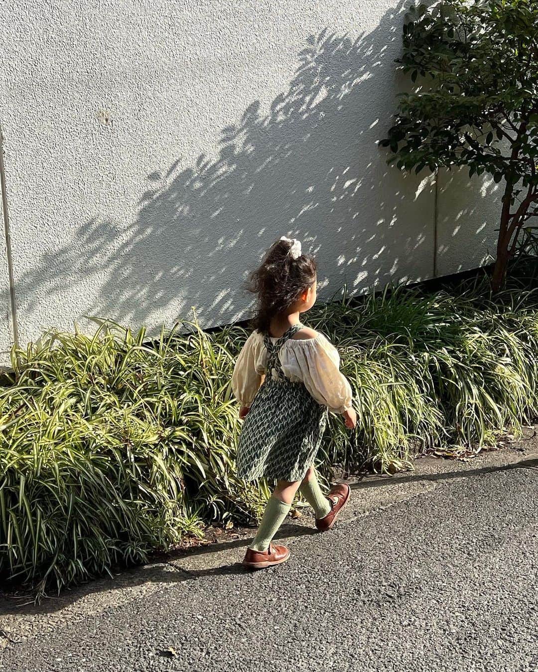 目見田早弥子のインスタグラム：「🌳🌼 あったかくなったと思ったら寒さが戻ったり.. やっと着られた春服の写真💟 @liiluorganics のトップスは 今回はCARAMELの吊りスカートにインしたけど、 ショート丈だからフレアパンツとかと合わせて お腹出しても絶対可愛い🥹💓 オフショルにできるのが娘のお気に入りポイントらしく💭 プリンセス気分になれるみたい🦢🤣🤍 こちらは @sopo_moln さんにて🍒 オモチャや子供服のセレクトがめちゃくちゃ可愛くて よくcheckしています🫶🏻💘」