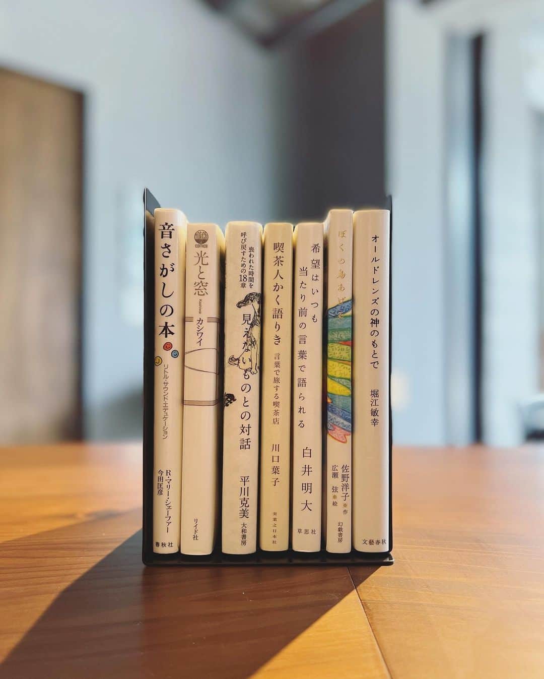 のインスタグラム：「⌇‎ 本に囲まれて📖 ⁡ 意外と言われますが 本が好きでよく読んでいます。 読むのも好きで囲まれるのも好き。 ⁡ 将来は自分の部屋に 書籍部屋を作って本に囲まれて 絵を描きたいなぁ〜◎ ⁡ 私の好きな本は ⁡ ・夢をかなえるゾウ ・星の王子様 ・コンビニ人間 ・プレゼン思考 ・自分で始めた女たち ・7つの習慣 ⁡ です✩皆さんのお気に入りの 本は何ですか？？—̳͟͞͞♥ ⁡ ⁡ ________________________ #本 #books」