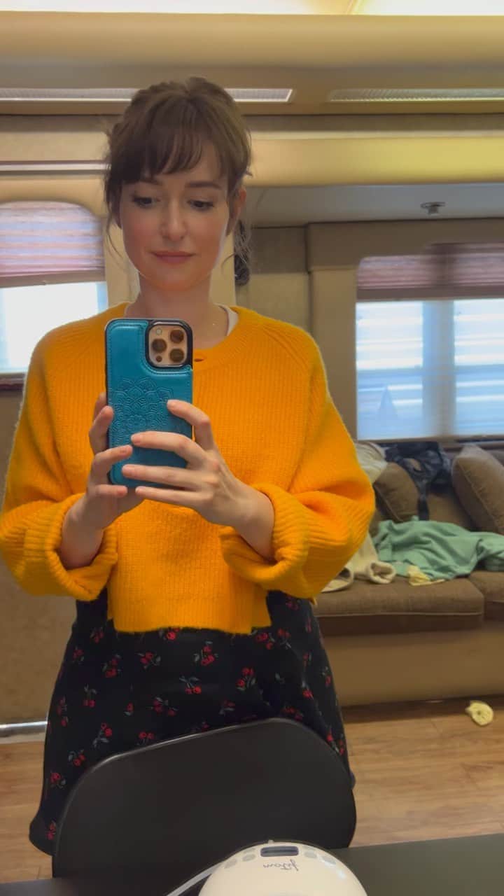 ミラーナ・ヴァイントゥルーブのインスタグラム：「Figuring out how to make a movie while also making milk is noooo joke. Genuinely takes a village. So I’m sending out a thank you to my job, my industry, my family taking care of the bb back home, the universe, and specifically the electrician who hooked me up today.」