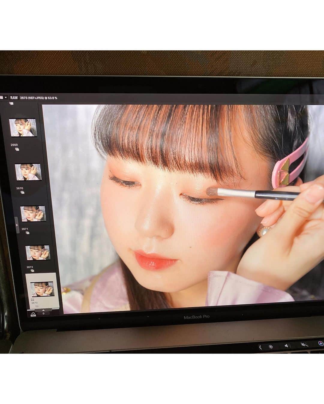 のインスタグラム：「3月23日、本日発売の #scawaii に掲載させて頂いています！！！  今回はNMB48スペシャルということで…  ・ファッション選抜 ・ビューティー選抜 ・LIVEヘアメイク選抜  の３つに分かれているんですが、 私は今回LIVEヘアメイク選抜として 私のメイク方法だったり、ポーチの中身を紹介させて頂いています！！！  是非、ゲットしてくださいね💗🤍」