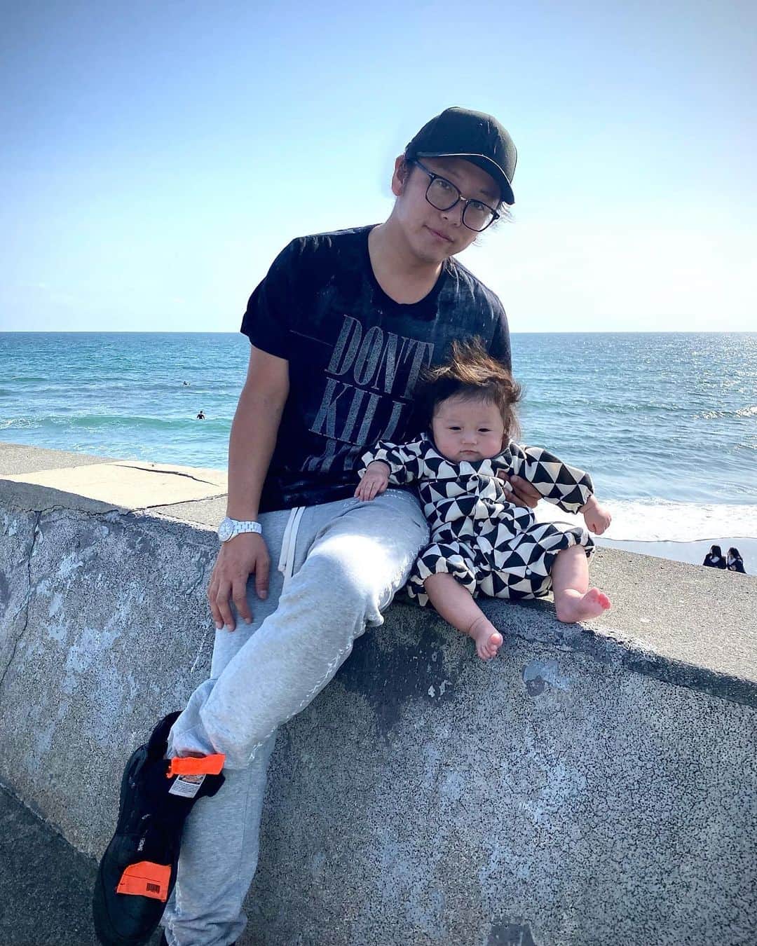 伊東大輝のインスタグラム：「先日の👶と七里🌊 と、 @petsalon_pinkbeach のフレブルのギャル😹 #baby #gal #petsalonpinkbeach」