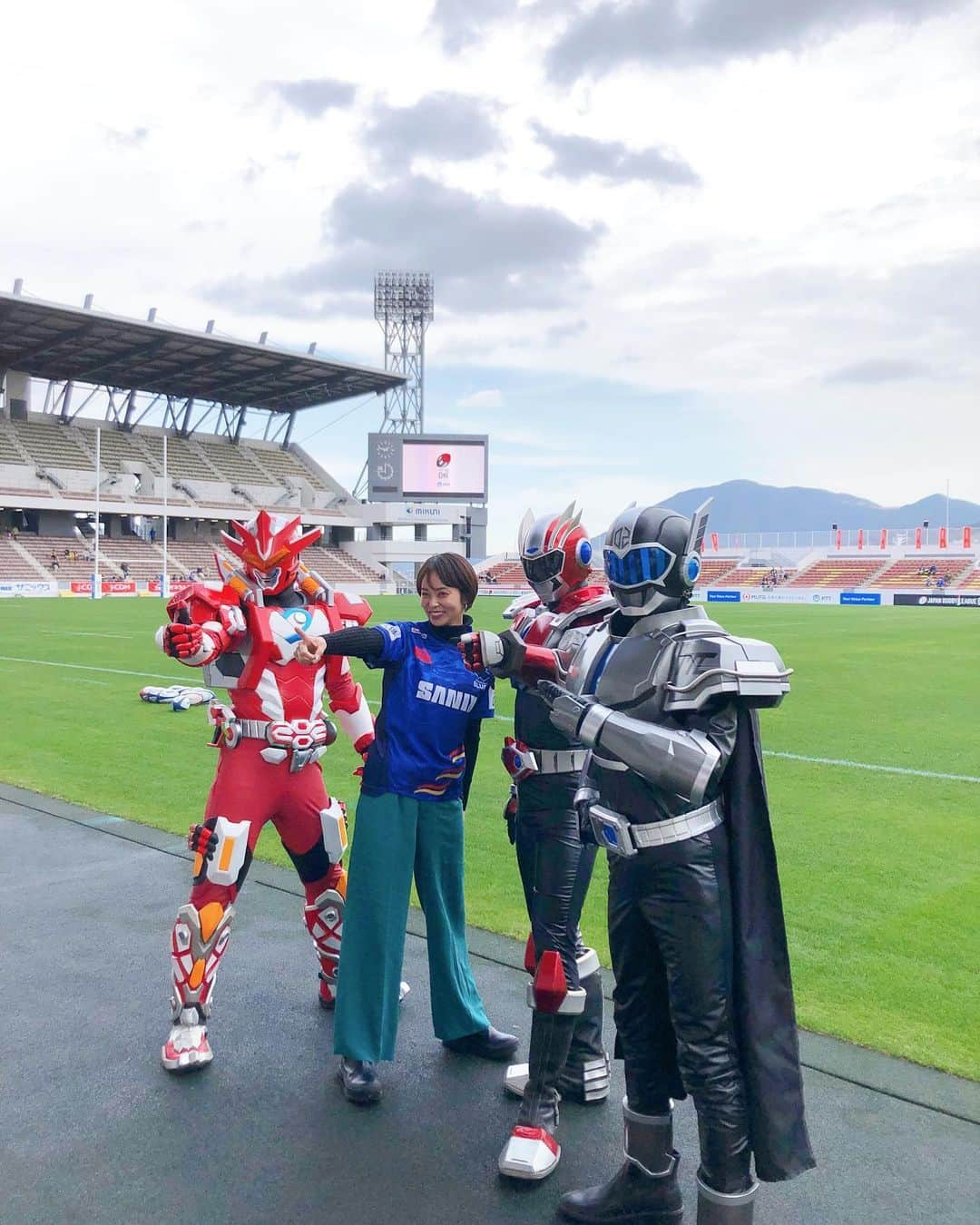 依吹怜のインスタグラム：「#リーグワン全国行脚 #宗像サニックスブルース　編  九州ダービーの試合前。 九州のヒーロー、ドゲンジャーズのヒーローショーに ゲスト参加させて頂きました🌸  ヒーロー勢揃いで豪華だった〜！ （どうしよただのファンの顔してる😇）  子供たちの応援の声も聞こえて、 この日ドゲンジャーズきっかけで 初めてラグビー観戦した方も多かったみたいで嬉しかったし、  宗像サニックスブルース @munakatasanixblues  vs 九州電力キュウデンヴォルテクス @kyudenvoltex_official   の九州ダービーも白熱して大盛り上がり🔥で ラグビー楽しかった〜って声沢山聞こえてきて 胸熱でした。🥺  すぐ後ろが海の #ミクニワールドスタジアム北九州  いいスタジアムだったなあ。 また行きたいなあ♡  みなさんありがとうございました🌸  #ラグビー #ドゲンジャーズ #リーグワン #leagueone #オフィシャルサポーター依吹怜」