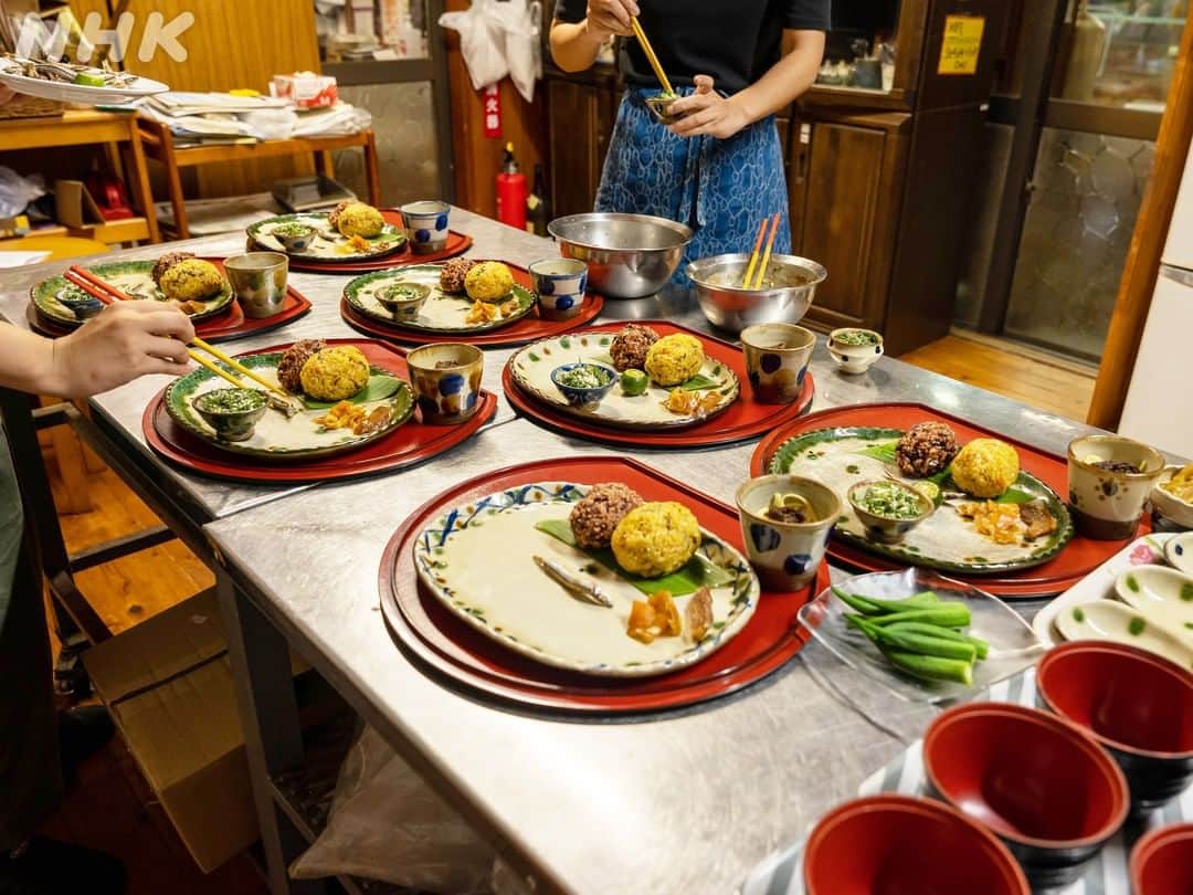 ちむどんどんさんのインスタグラム写真 - (ちむどんどんInstagram)「＼🌺 #ちむどんめし ＠沖縄ロケ🍍／  #ちむどんどん では、沖縄料理がたくさん登場します！  撮影開始前に、ドラマの料理担当の #オカズデザイン さんが、本場沖縄の味を学びました🌴  研究の結果、おふたりが試作した料理の一部をご紹介します！ １枚目の写真は、沖縄の郷土料理やパパイヤ・シークワーサーなど旬の食材を取り入れた、“おまかせ”プレート「まかちくみそーれランチ」です😋  #ちむどんどん #朝ドラ #4月11日ちむどんどんスタート」3月23日 12時00分 - nhk_chimudondon