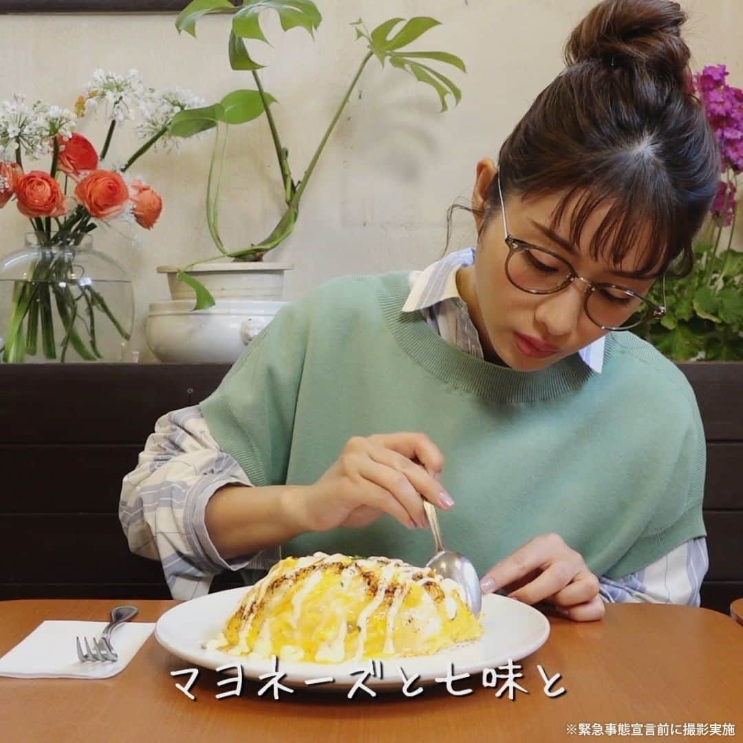 東京メトロ/Find my Tokyo.のインスタグラム：「【challenge628】「お正油オムライス」を食べてみよう！ 「めぐろ三ツ星食堂」は、いろんな創作オムライスが食べられる、ちょっと変わった洋食店です。 お店の1 番人気「お正油オムライス」は、お醤油とナンプラーが香るライスと、七味とマヨネーズのトッピングの組み合わせが新感覚でおいしいと大評判！ 以前から食べに来てみたかった！という「お正油オムライス」を初体験した石原さんの感想は…？ ここでしか味わえないオムライス、みなさんもぜひ食べに来てみてくださいね！   #めぐろ三ツ星食堂 #目黒 #findmytokyo #お正油オムライス #tokyo #東京散歩 #東京カメラ部 #tokyocameraclub #tokyo_grapher #discovertokyo #ファインダー越しの私の世界 #おでかけ #休日の過ごし方 #ランチ #目黒ランチ #オムライス」