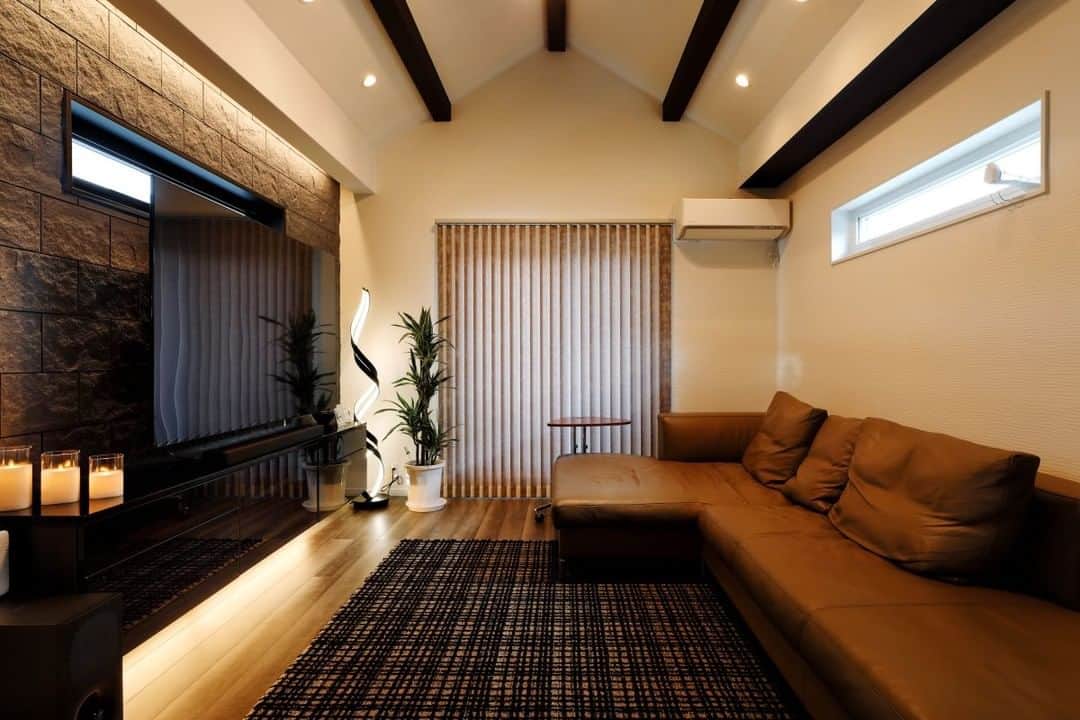 LIFULL HOME'S(ライフルホームズ)公式のインスタグラム：「愛犬が仲良く過ごせるペットルームがあるおうちを見つけたよっ🏡ペットルームの他にもバレエスタジオなど注文住宅でしか実現できない仕上がりになっているからぜひ参考にしてみてね～っ😊 . . ＜【愛犬と暮らす】ペットルームがある注文住宅＞ . ゆとりある邸宅の隅々に施主様のセンスが光る注文住宅。ペットルームやバレエスタジオなど注文住宅でしか実現できない仕上がりに。 . 2階リビングの特徴を活かし勾配天井で仕上げたリビング。壁面タイルの重厚感や間接照明がラグジュアリーなリビングを演出。（写真1枚目） . ダイニングとキッチンスペースの天井は少し落ち着きのあるダークカラーを選択。キチン扉との相性も抜群で大人のダイニングスペースに。（写真2枚目） . 詳細は @homes_iezukuri_official のプロフィールリンクから【株式会社ビ・ハウス *** 住まいの情報センター ***】の事例をチェック！ https://www.homes.co.jp/iezukuri/makers/2985/practices/35305 . ■工務店：株式会社ビ・ハウス *** 住まいの情報センター *** . ■こだわりポイント： 高気密・高断熱住宅 外観デザイン住宅 高級住宅・豪邸 20～30歳代に人気の家 土地相談対応可 建て替え相談 省エネ住宅 木の家 中庭のある家 長期優良住宅 内装デザイン住宅 収納がスゴイ ペットと暮らす家 生活導線デザイン住宅 . . @homes_official では 「したい暮らし」をテーマにいろんな暮らしやおウチを紹介しているよっ🏠 みんながしたい暮らしに出会えますようにっ✨ . . #間接照明 #ペットルーム #バレエスタジオ #株式会社ビハウス #住まいの情報センター #LIFULLHOMES #ライフルホームズ #LIFULL #ライフル #施工事例 #施工例 #空間 #空間デザイン #くつろぎ #リビング #マイホーム #マイホーム記録 #インテリア #インテリアコーディネート #内装 #内装デザイン #戸建て #新築戸建て #家づくり #注文住宅 #モダンインテリア #インテリア好き #丁寧な暮らし #暮らしを楽しむ #暮らしを整える」