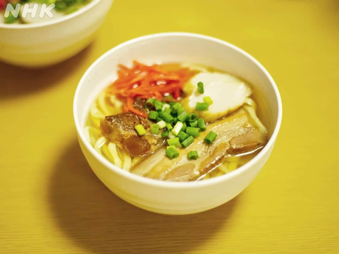 ちむどんどんのインスタグラム：「＼#ちむどんめし 「沖縄そば」／  沖縄の定番料理！🍜 一から手打ちの麺でつくり、三枚肉をのせて昔ながらのシンプルな沖縄そばが完成！  ドラマにも登場するのでお楽しみに😋✨  #ちむどんどん #朝ドラ #4月11日ちむどんどんスタート」