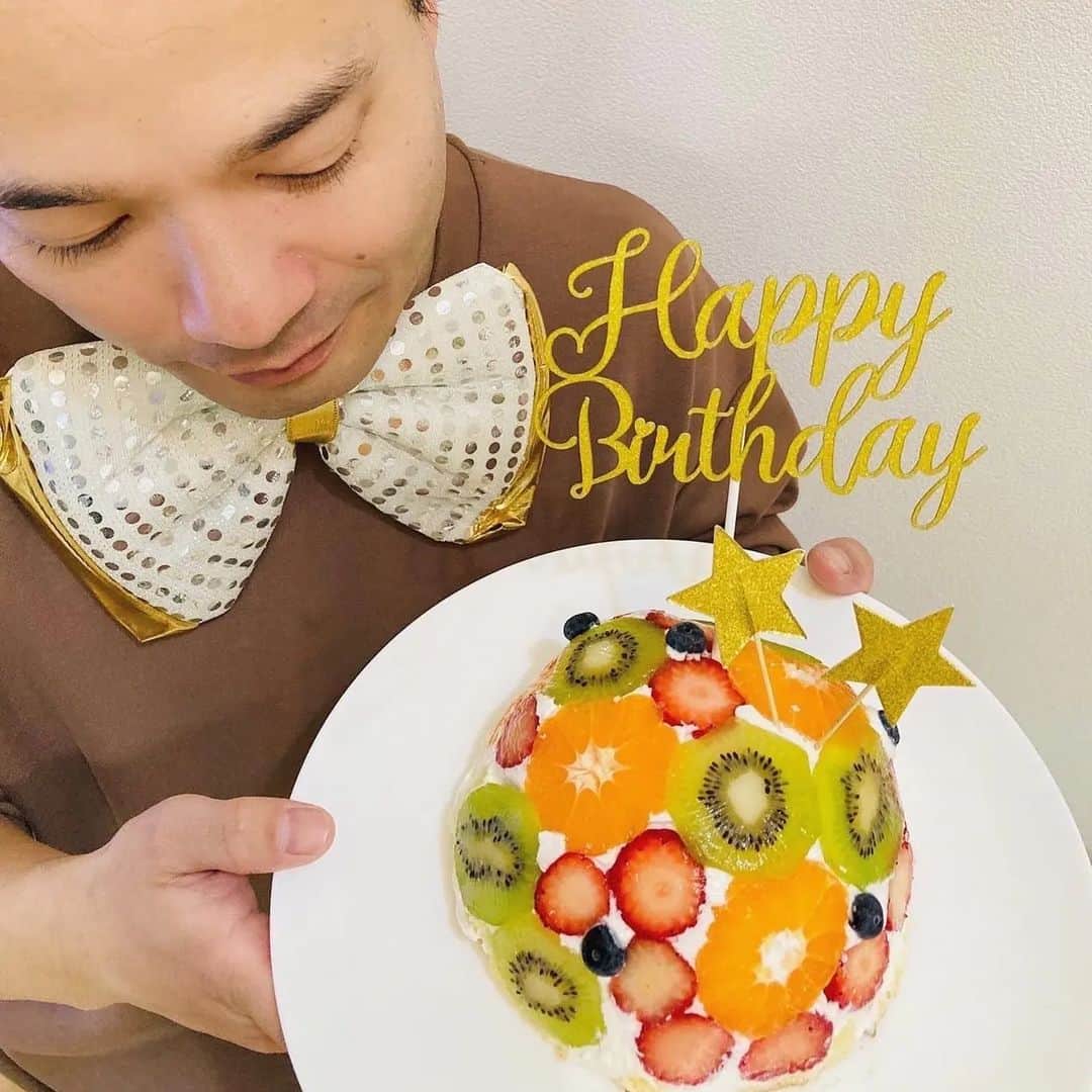 横山裕之さんのインスタグラム写真 - (横山裕之Instagram)「先日の3月10日の誕生日に奥さんがドーム型のケーキを作ってくれました💮  ありがとう🙇✴  #誕生日 #誕生日ケーキ #ドーム #フルーツだいすき  #ありがとう #おいしかった  #１人でぜんぶ食べた」3月23日 12時10分 - tengu_yokoyama