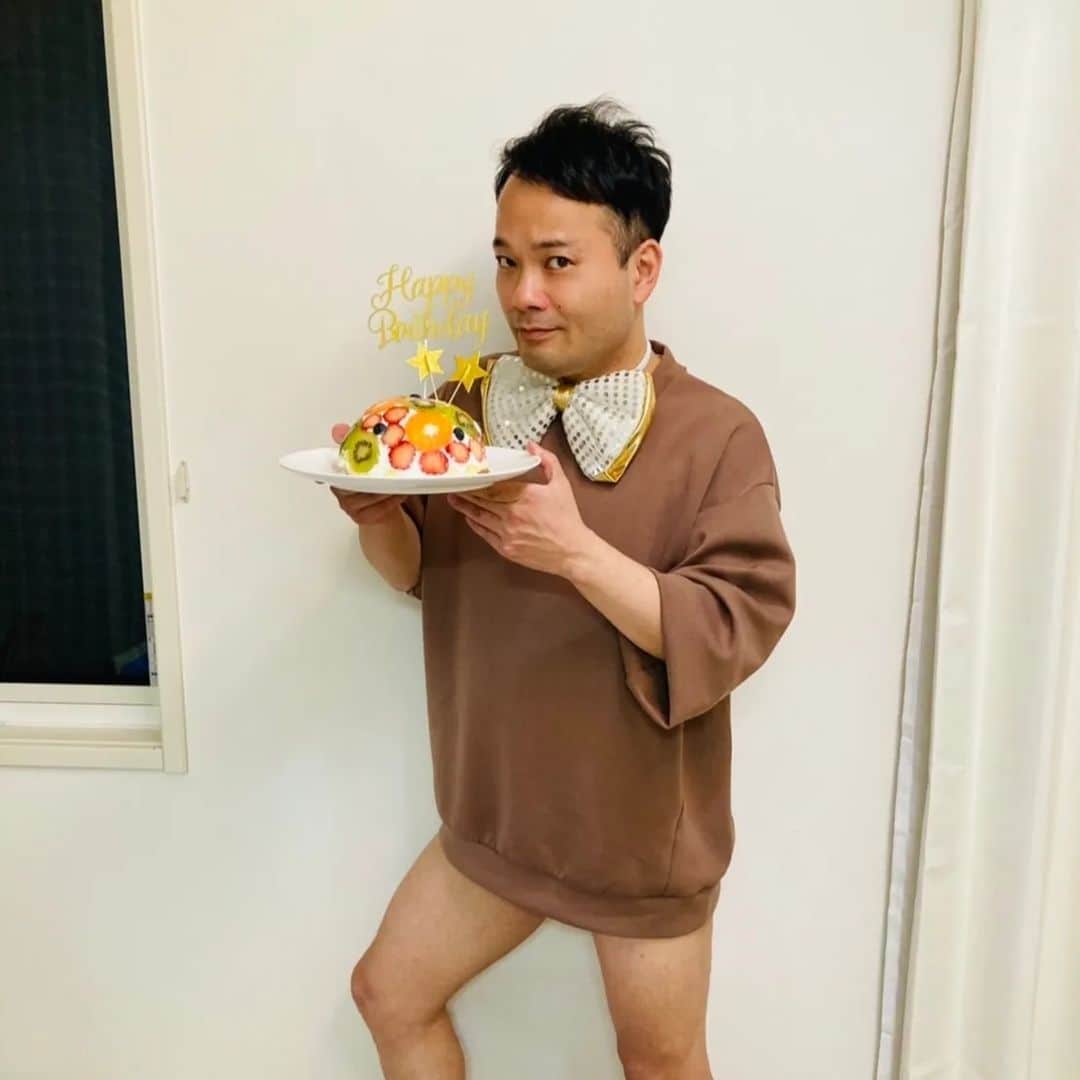 横山裕之さんのインスタグラム写真 - (横山裕之Instagram)「先日の3月10日の誕生日に奥さんがドーム型のケーキを作ってくれました💮  ありがとう🙇✴  #誕生日 #誕生日ケーキ #ドーム #フルーツだいすき  #ありがとう #おいしかった  #１人でぜんぶ食べた」3月23日 12時10分 - tengu_yokoyama