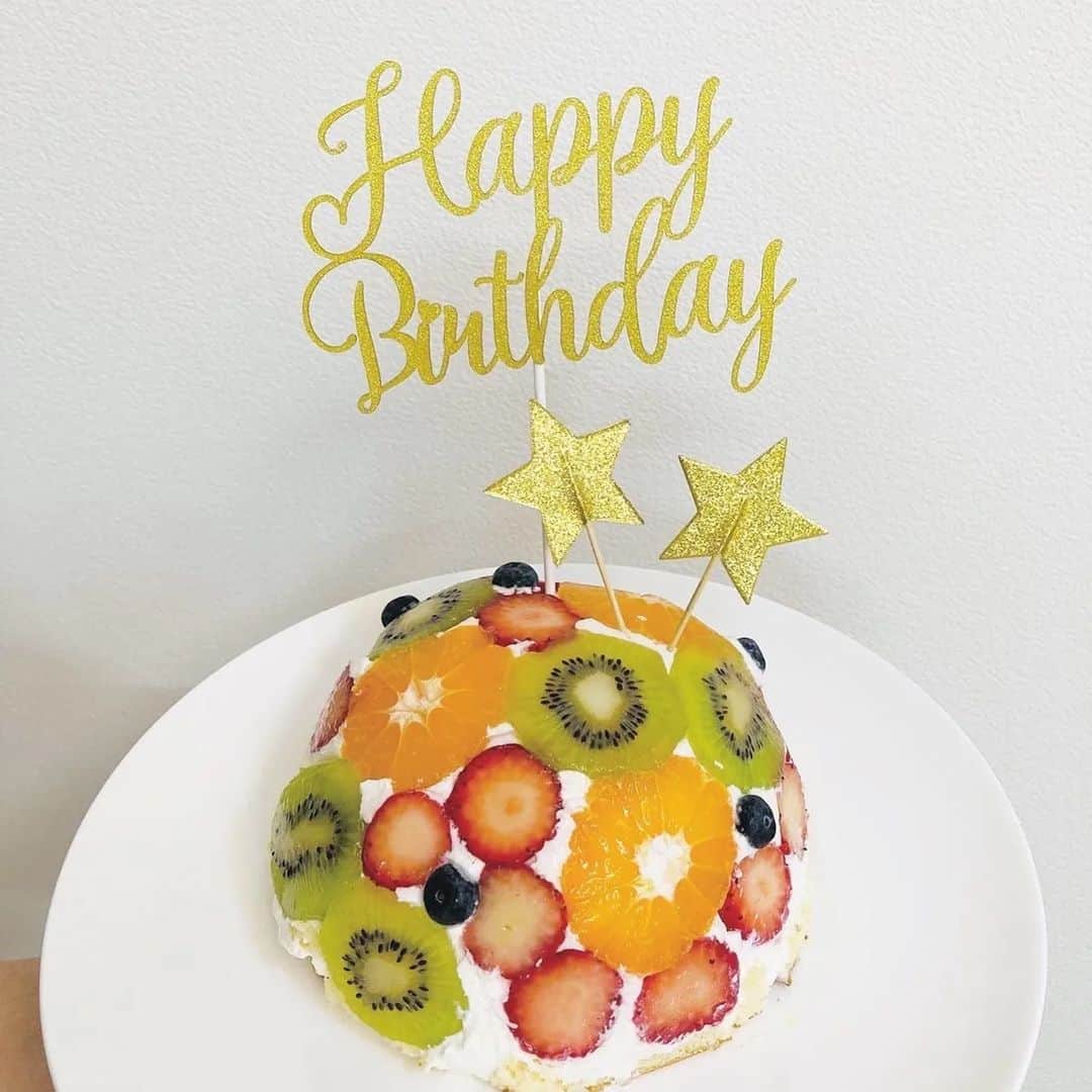 横山裕之のインスタグラム：「先日の3月10日の誕生日に奥さんがドーム型のケーキを作ってくれました💮  ありがとう🙇✴  #誕生日 #誕生日ケーキ #ドーム #フルーツだいすき  #ありがとう #おいしかった  #１人でぜんぶ食べた」