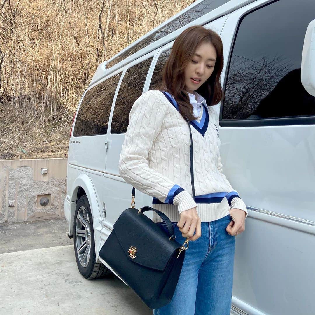 イ・ヨニのインスタグラム：「촬영장에 찾아 온 봄🌷」